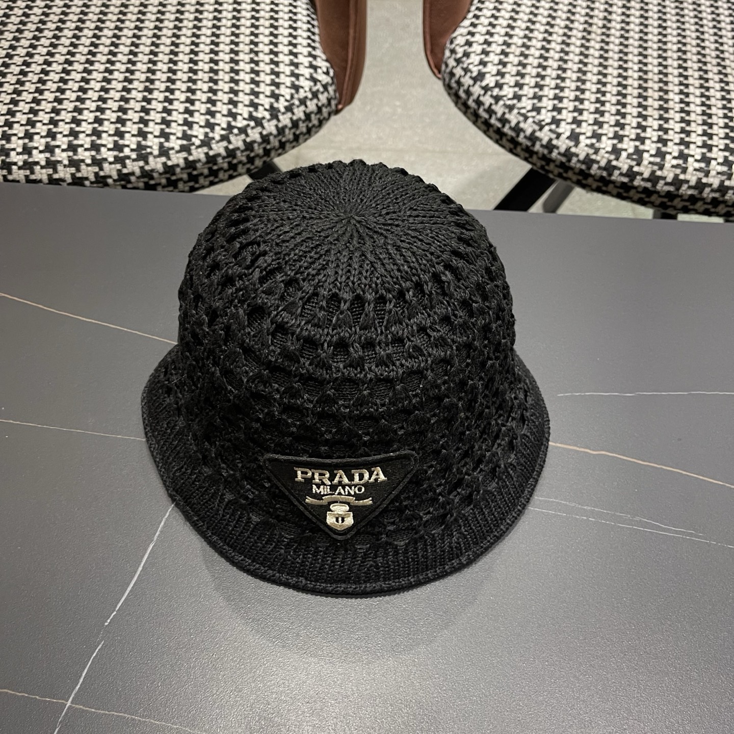 普拉达PRADA 夏季时尚针织盆帽双面防晒遮阳渔夫帽女时尚百搭素颜显脸小水桶帽