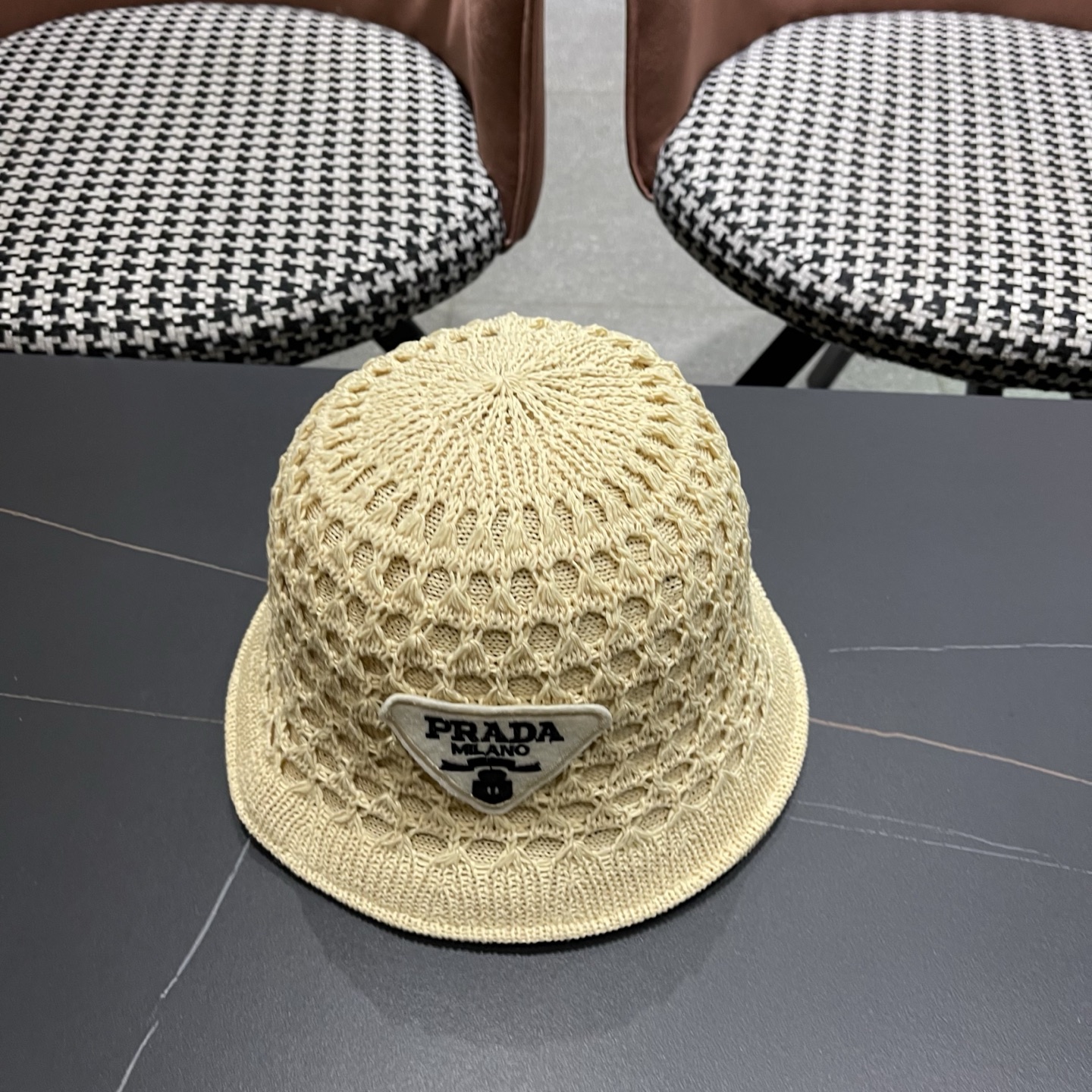 普拉达PRADA 夏季时尚针织盆帽双面防晒遮阳渔夫帽女时尚百搭素颜显脸小水桶帽