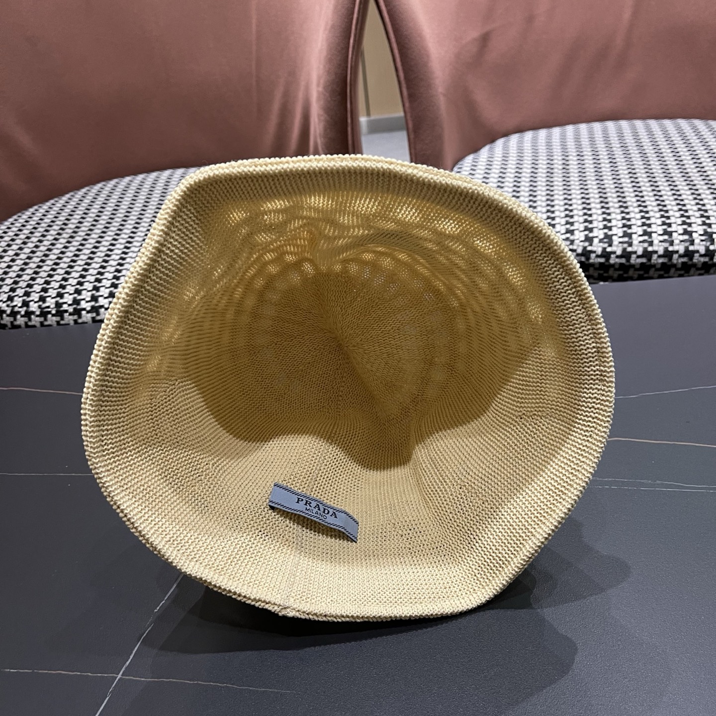 普拉达PRADA 夏季时尚针织盆帽双面防晒遮阳渔夫帽女时尚百搭素颜显脸小水桶帽