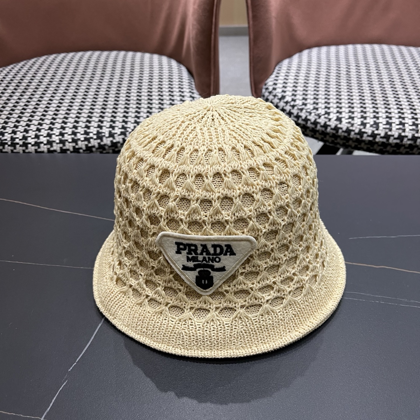普拉达PRADA 夏季时尚针织盆帽双面防晒遮阳渔夫帽女时尚百搭素颜显脸小水桶帽
