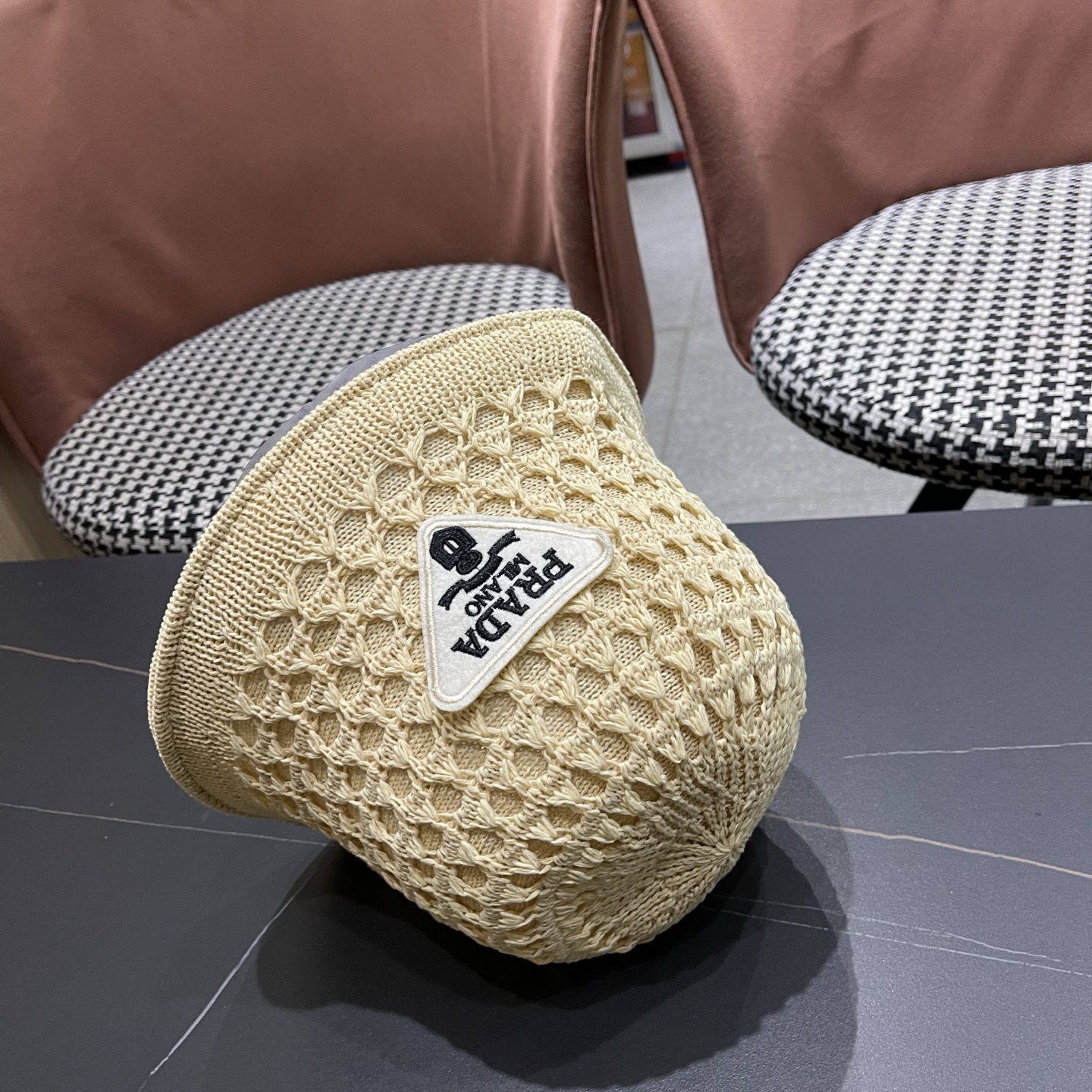 普拉达PRADA 夏季时尚针织盆帽双面防晒遮阳渔夫帽女时尚百搭素颜显脸小水桶帽