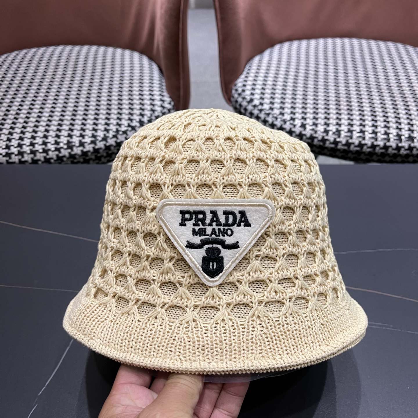 普拉达PRADA 夏季时尚针织盆帽双面防晒遮阳渔夫帽女时尚百搭素颜显脸小水桶帽