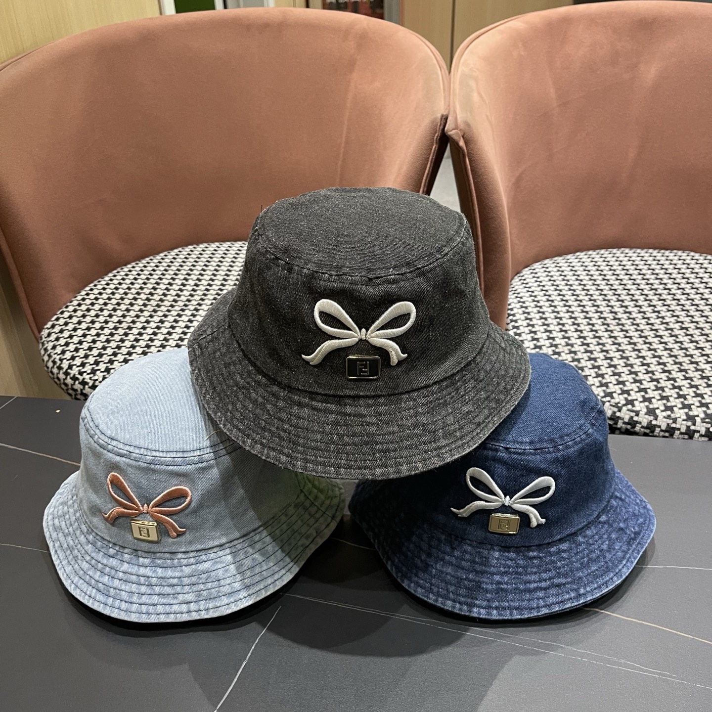 FEND芬迪 渔夫帽 专柜热卖款 轻盈透气。完美版型，对格精准无误，独家实物拍摄，男女适用！，