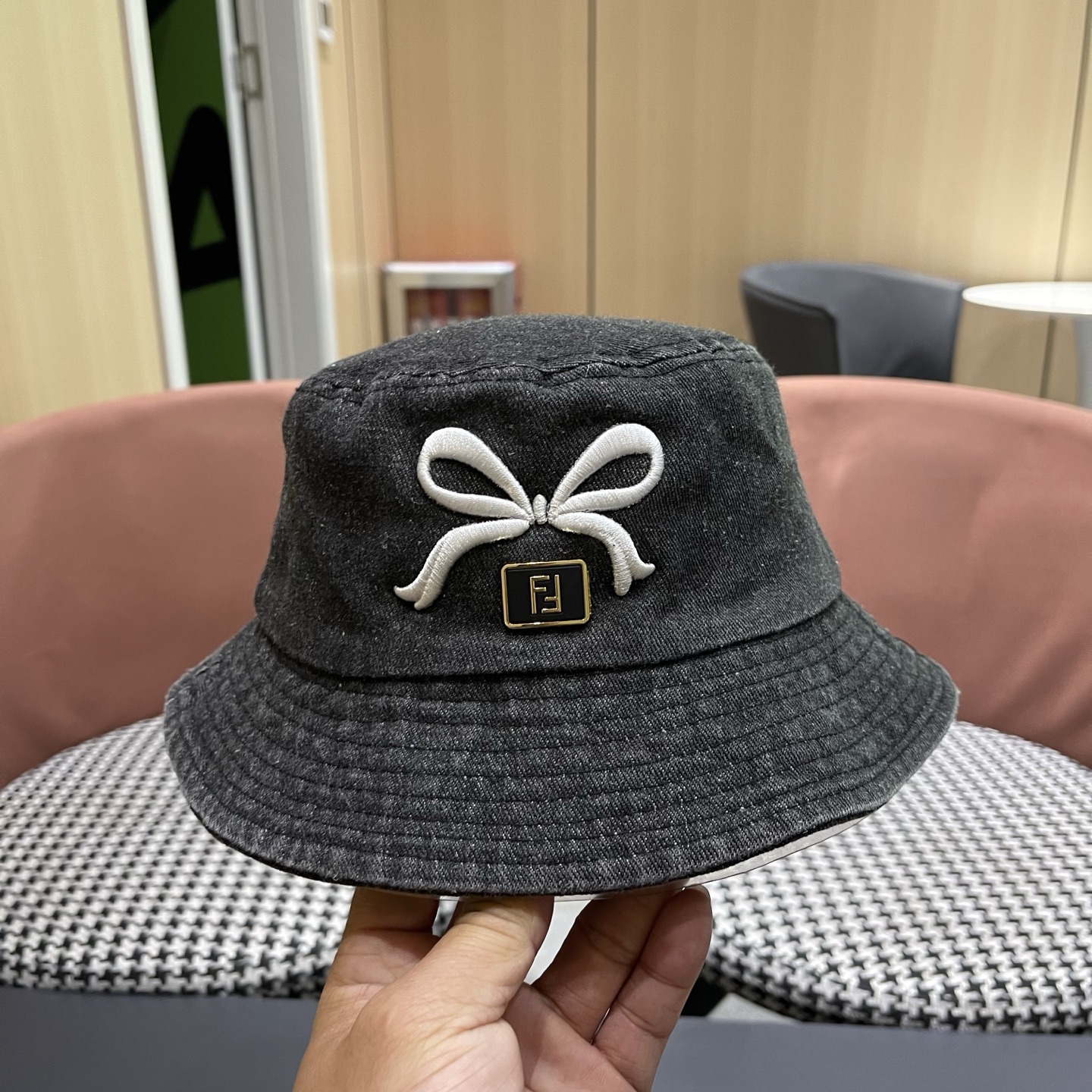 FEND芬迪 渔夫帽 专柜热卖款 轻盈透气。完美版型，对格精准无误，独家实物拍摄，男女适用！，