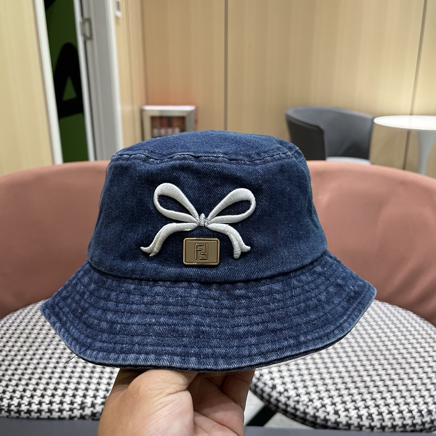 FEND芬迪 渔夫帽 专柜热卖款 轻盈透气。完美版型，对格精准无误，独家实物拍摄，男女适用！，