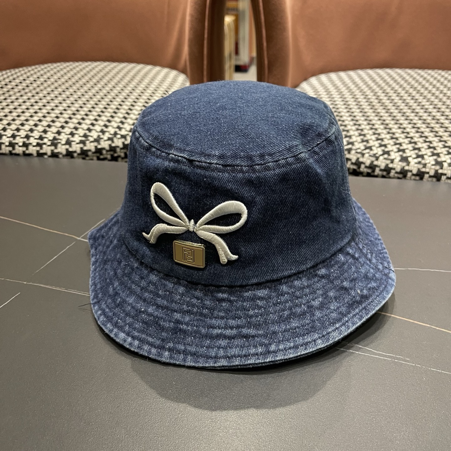 FEND芬迪 渔夫帽 专柜热卖款 轻盈透气。完美版型，对格精准无误，独家实物拍摄，男女适用！，