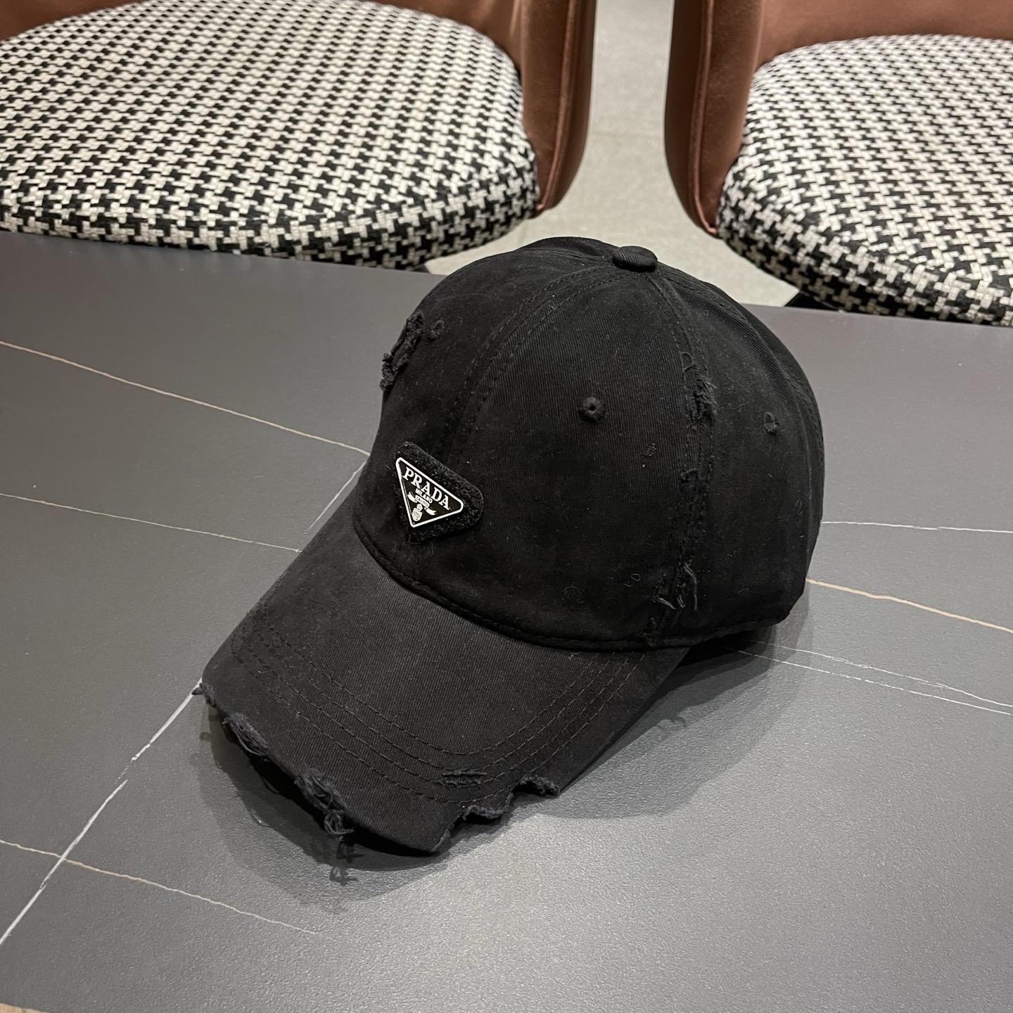 普拉达 PRADA 新品经典棒球帽 代购版本！时尚潮流，高端做工！非一般的品质，细节看实拍哦