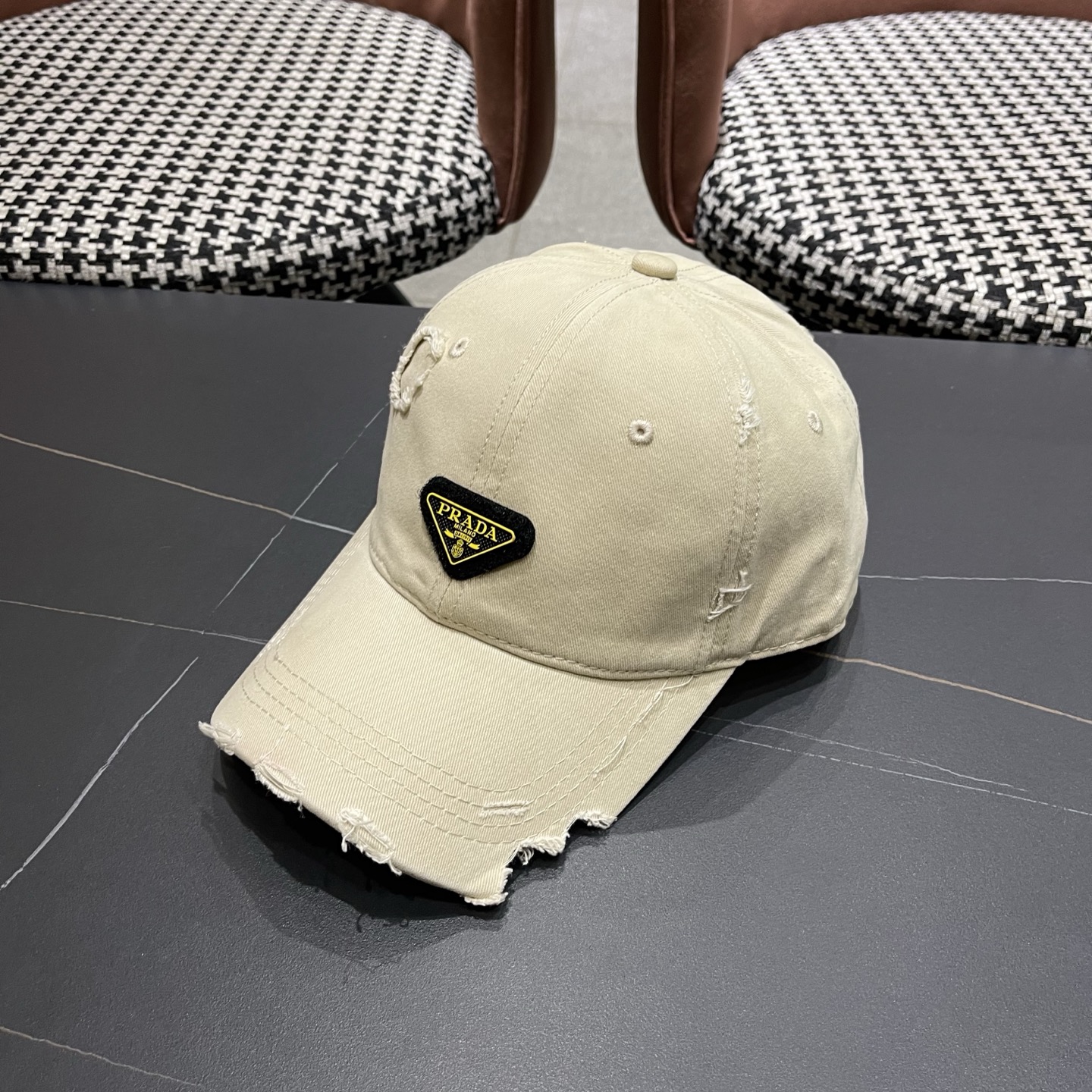 普拉达 PRADA 新品经典棒球帽 代购版本！时尚潮流，高端做工！非一般的品质，细节看实拍哦