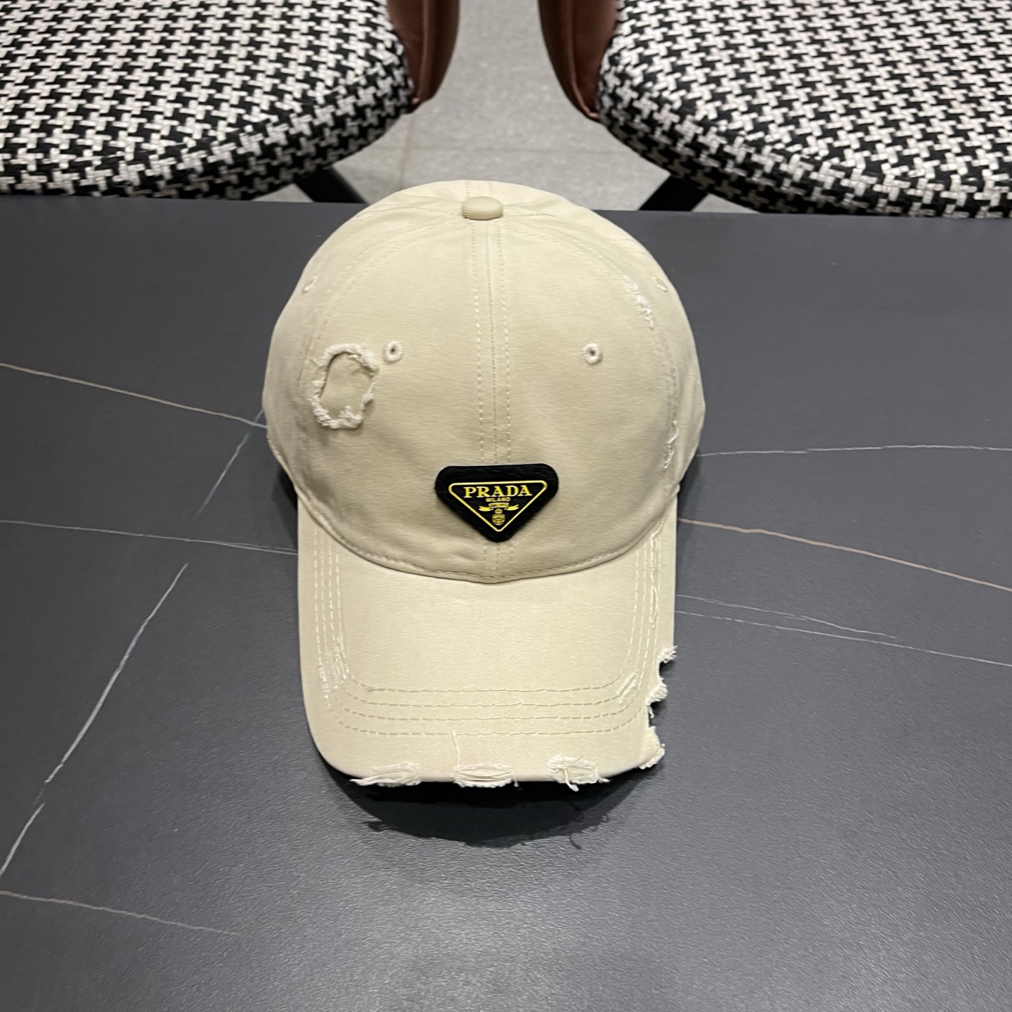 普拉达 PRADA 新品经典棒球帽 代购版本！时尚潮流，高端做工！非一般的品质，细节看实拍哦