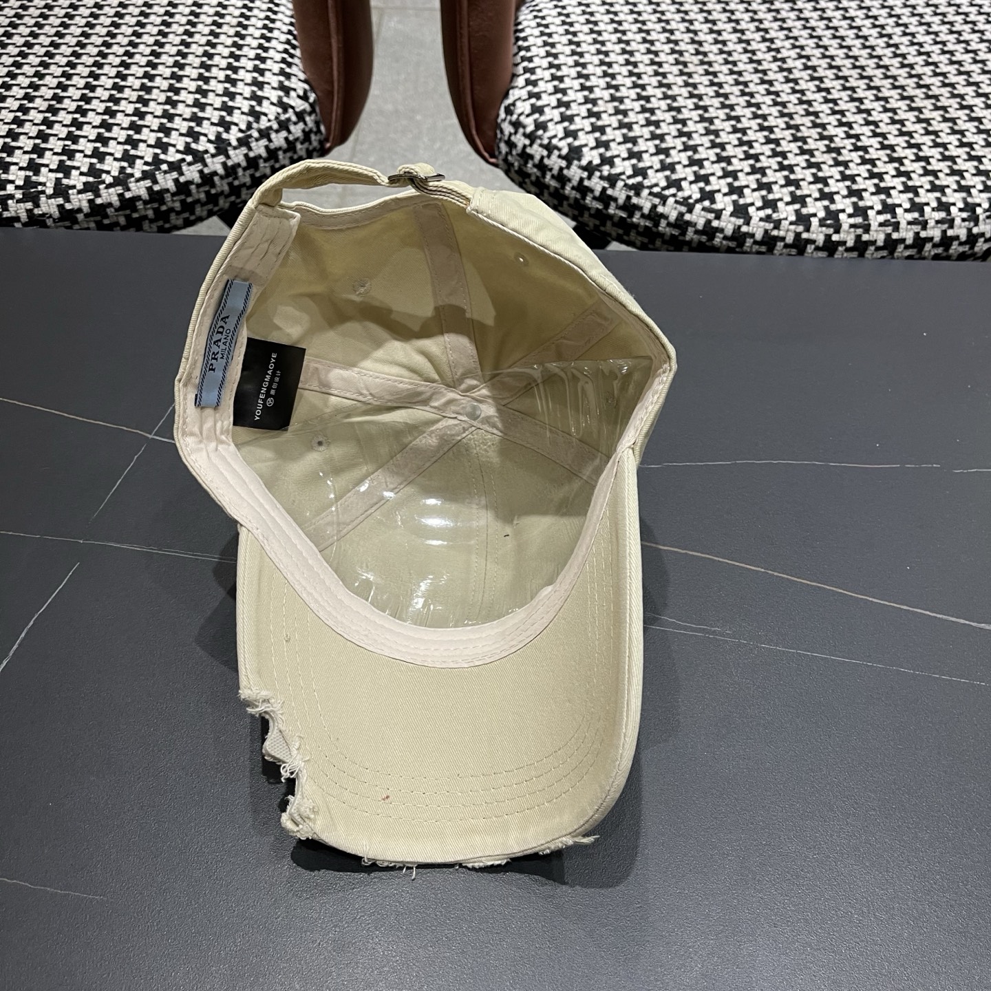 普拉达 PRADA 新品经典棒球帽 代购版本！时尚潮流，高端做工！非一般的品质，细节看实拍哦