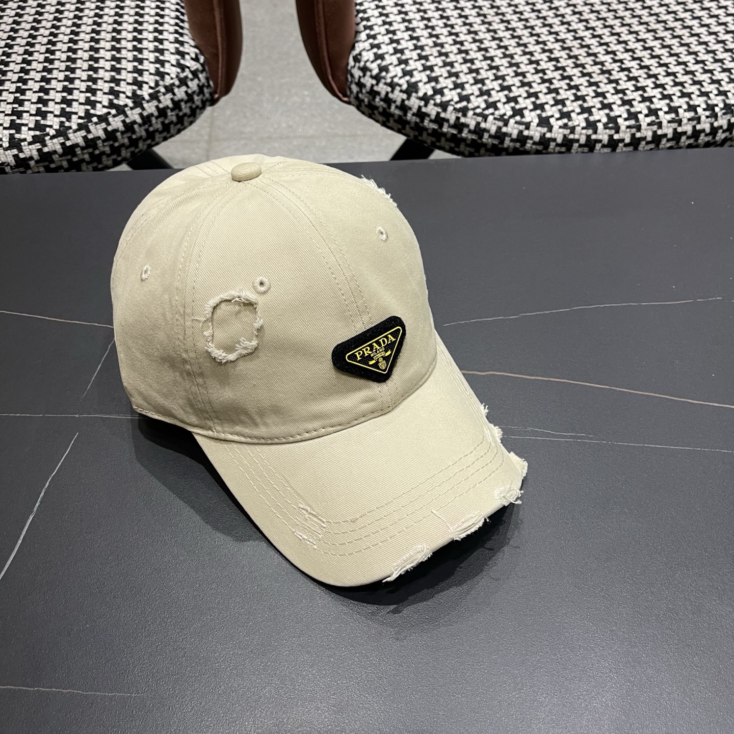 普拉达 PRADA 新品经典棒球帽 代购版本！时尚潮流，高端做工！非一般的品质，细节看实拍哦