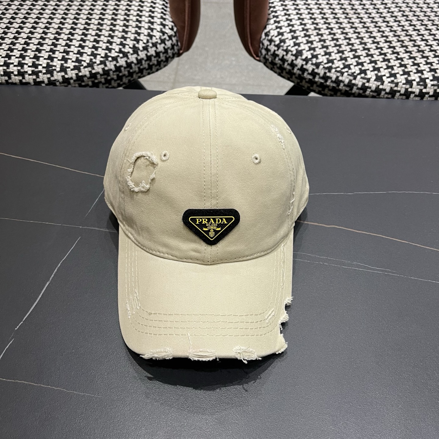 普拉达 PRADA 新品经典棒球帽 代购版本！时尚潮流，高端做工！非一般的品质，细节看实拍哦