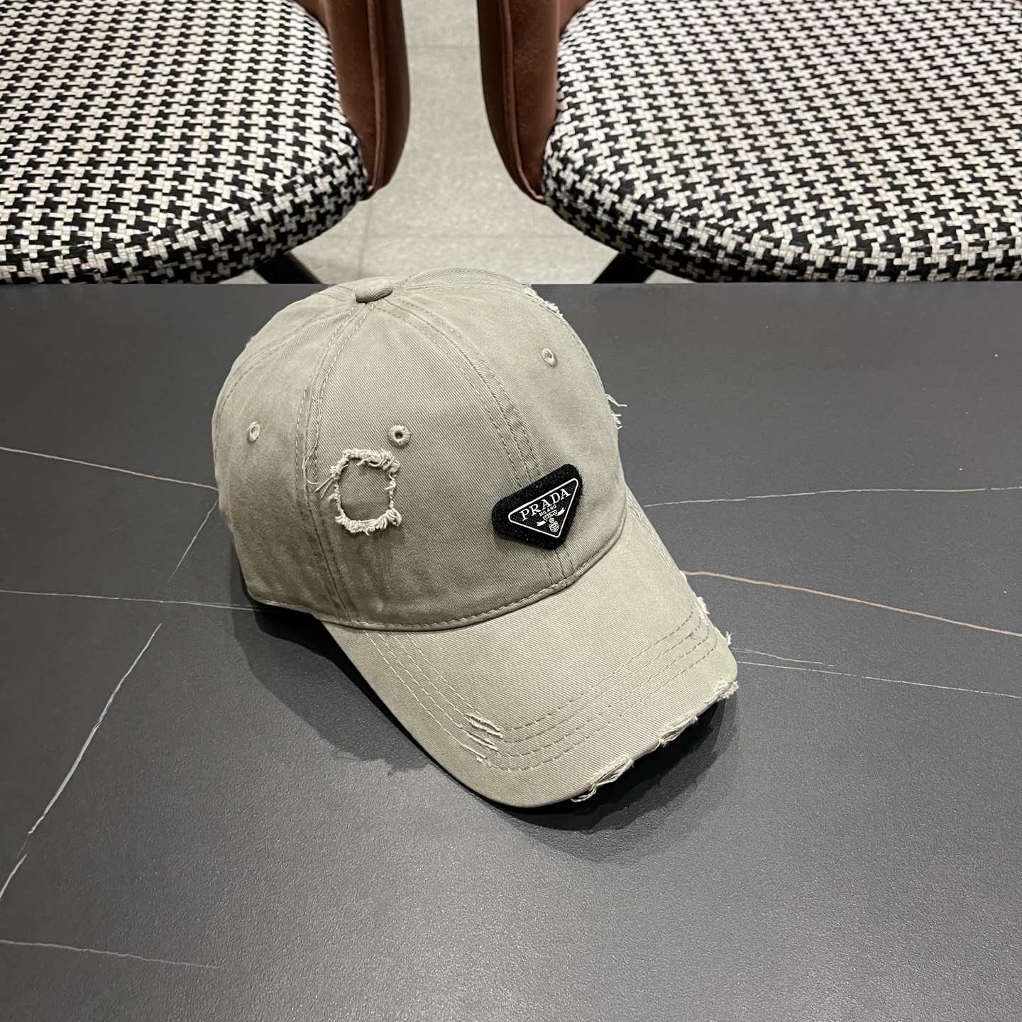 普拉达 PRADA 新品经典棒球帽 代购版本！时尚潮流，高端做工！非一般的品质，细节看实拍哦