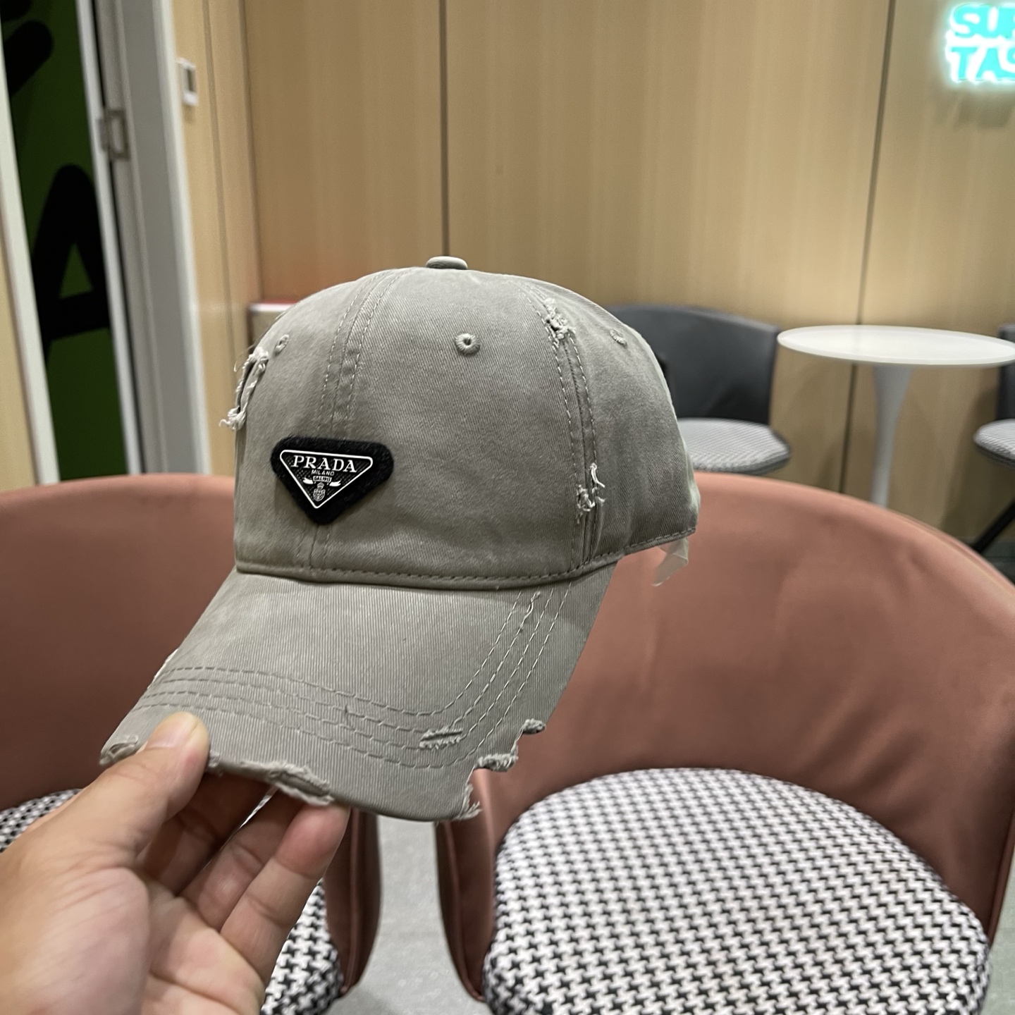 普拉达 PRADA 新品经典棒球帽 代购版本！时尚潮流，高端做工！非一般的品质，细节看实拍哦