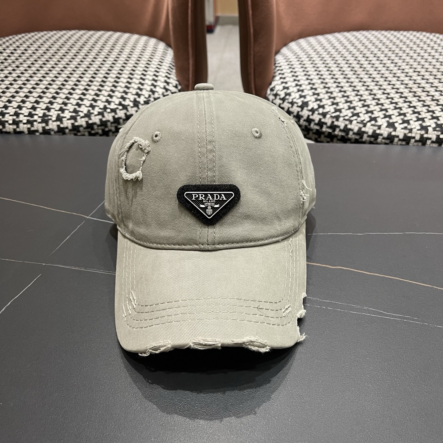 普拉达 PRADA 新品经典棒球帽 代购版本！时尚潮流，高端做工！非一般的品质，细节看实拍哦