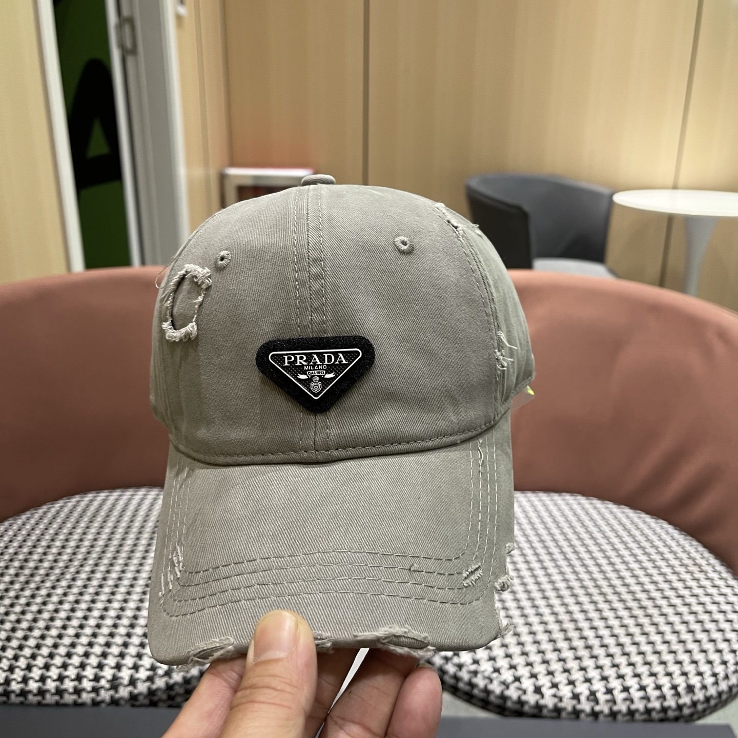 普拉达 PRADA 新品经典棒球帽 代购版本！时尚潮流，高端做工！非一般的品质，细节看实拍哦