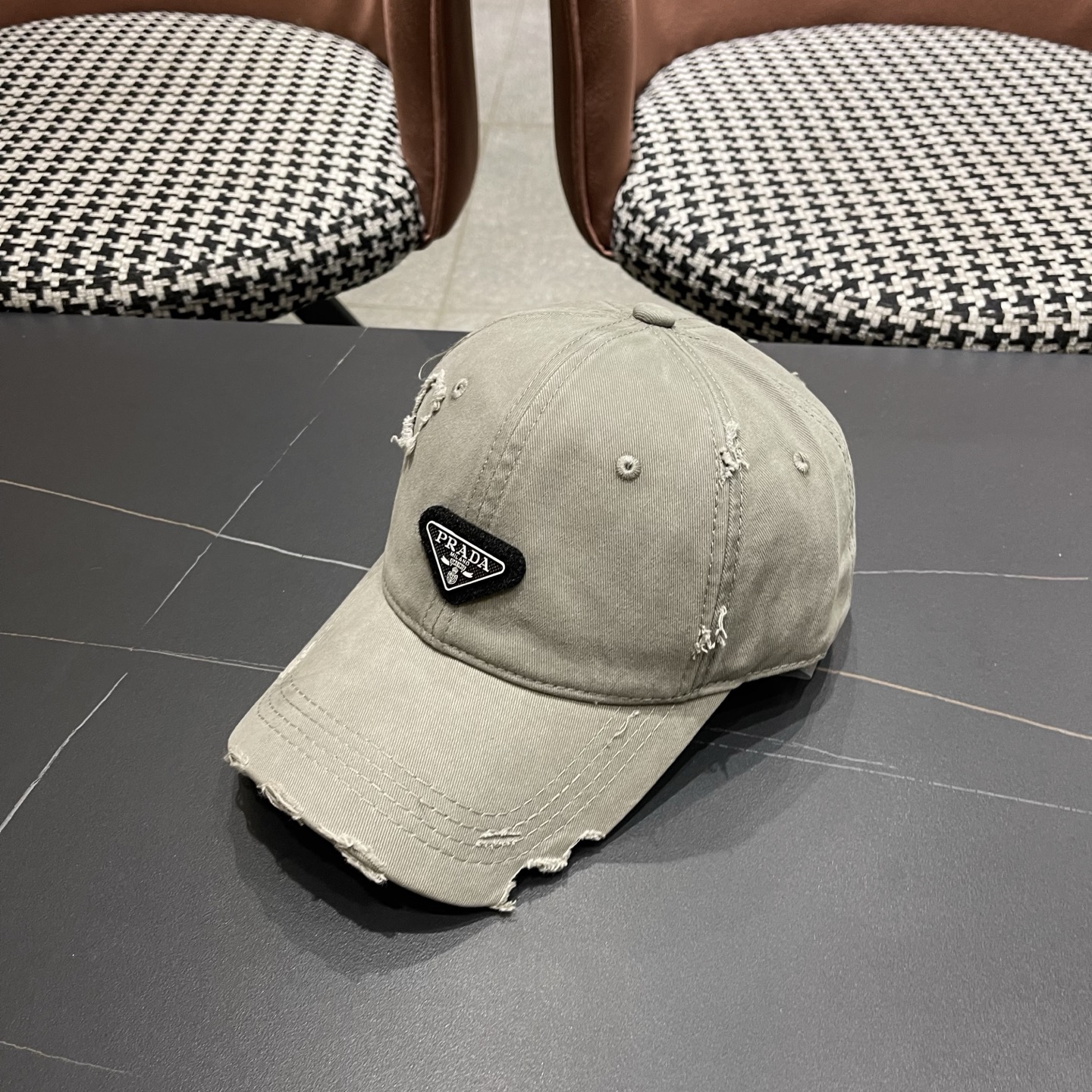 普拉达 PRADA 新品经典棒球帽 代购版本！时尚潮流，高端做工！非一般的品质，细节看实拍哦