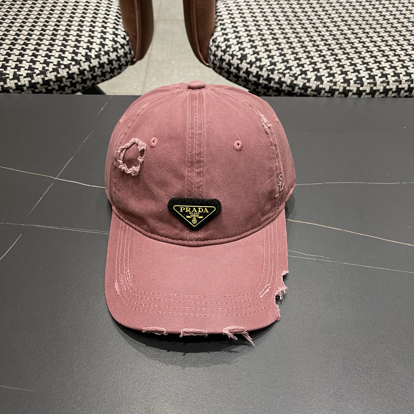 普拉达 PRADA 新品经典棒球帽 代购版本！时尚潮流，高端做工！非一般的品质，细节看实拍哦