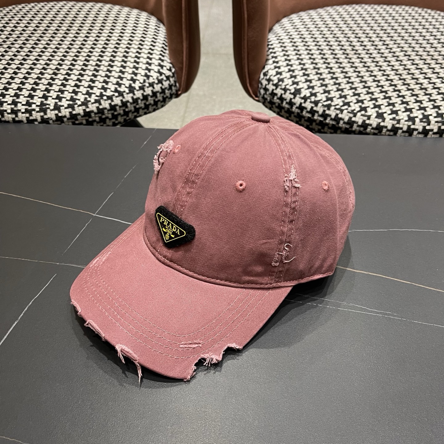 普拉达 PRADA 新品经典棒球帽 代购版本！时尚潮流，高端做工！非一般的品质，细节看实拍哦