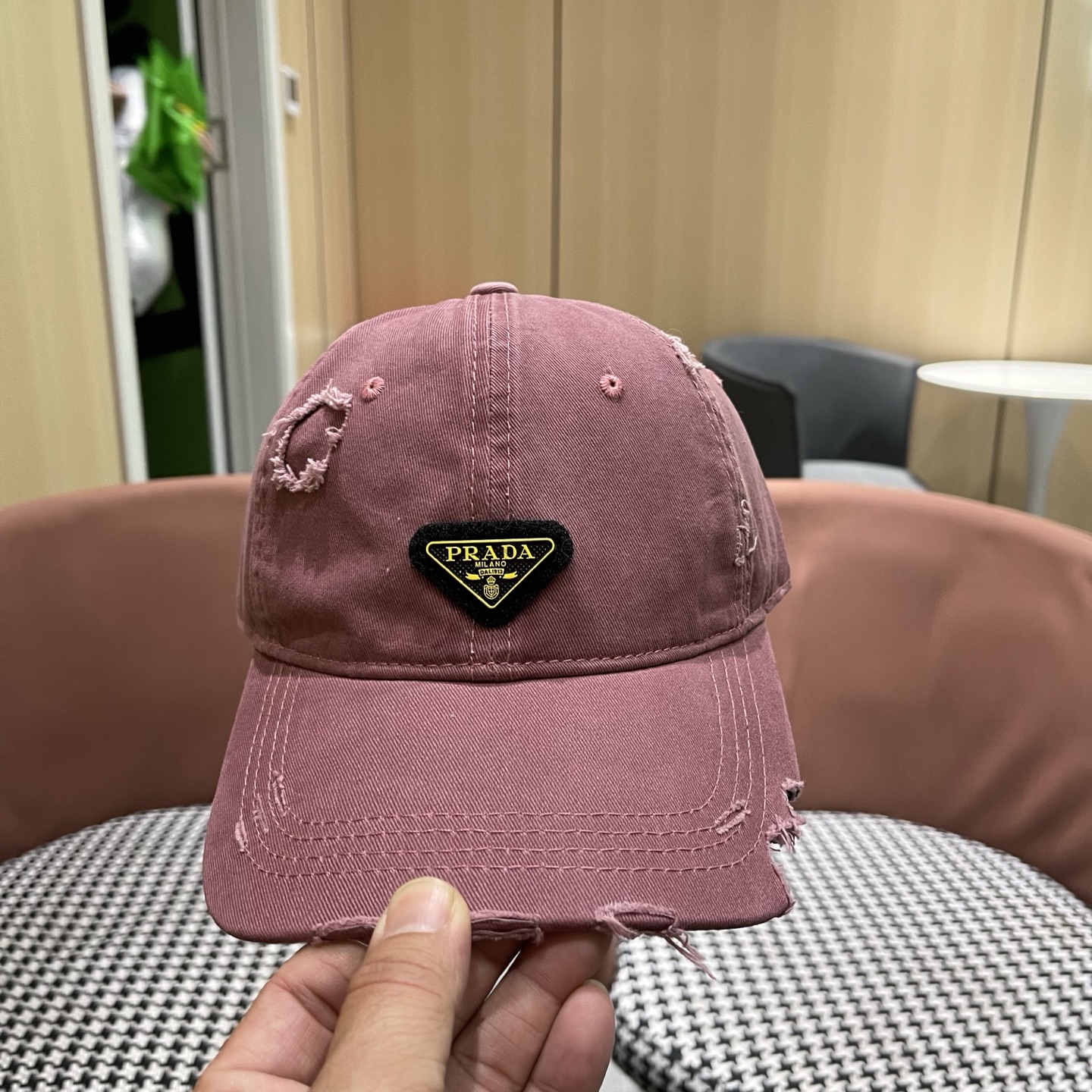 普拉达 PRADA 新品经典棒球帽 代购版本！时尚潮流，高端做工！非一般的品质，细节看实拍哦