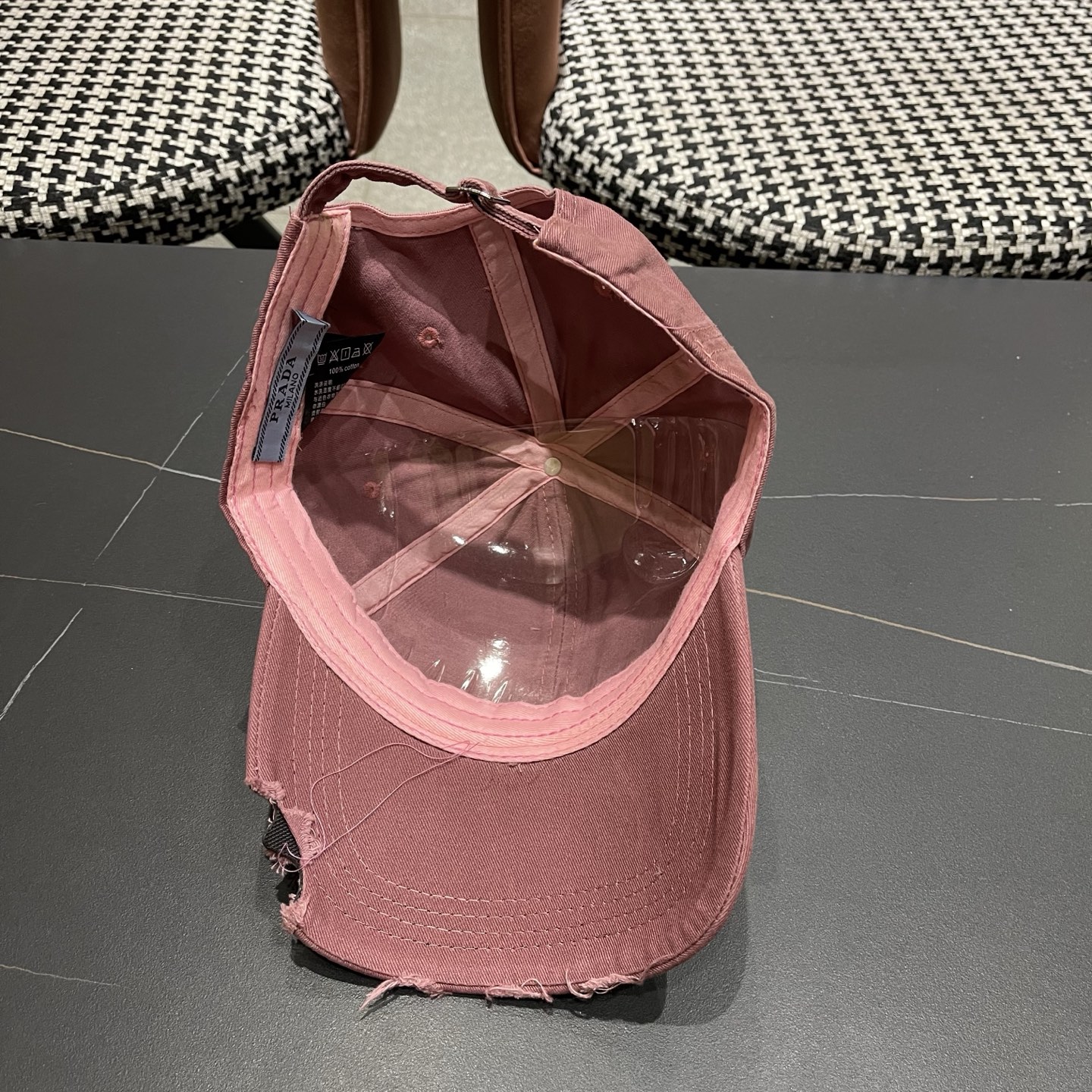 普拉达 PRADA 新品经典棒球帽 代购版本！时尚潮流，高端做工！非一般的品质，细节看实拍哦