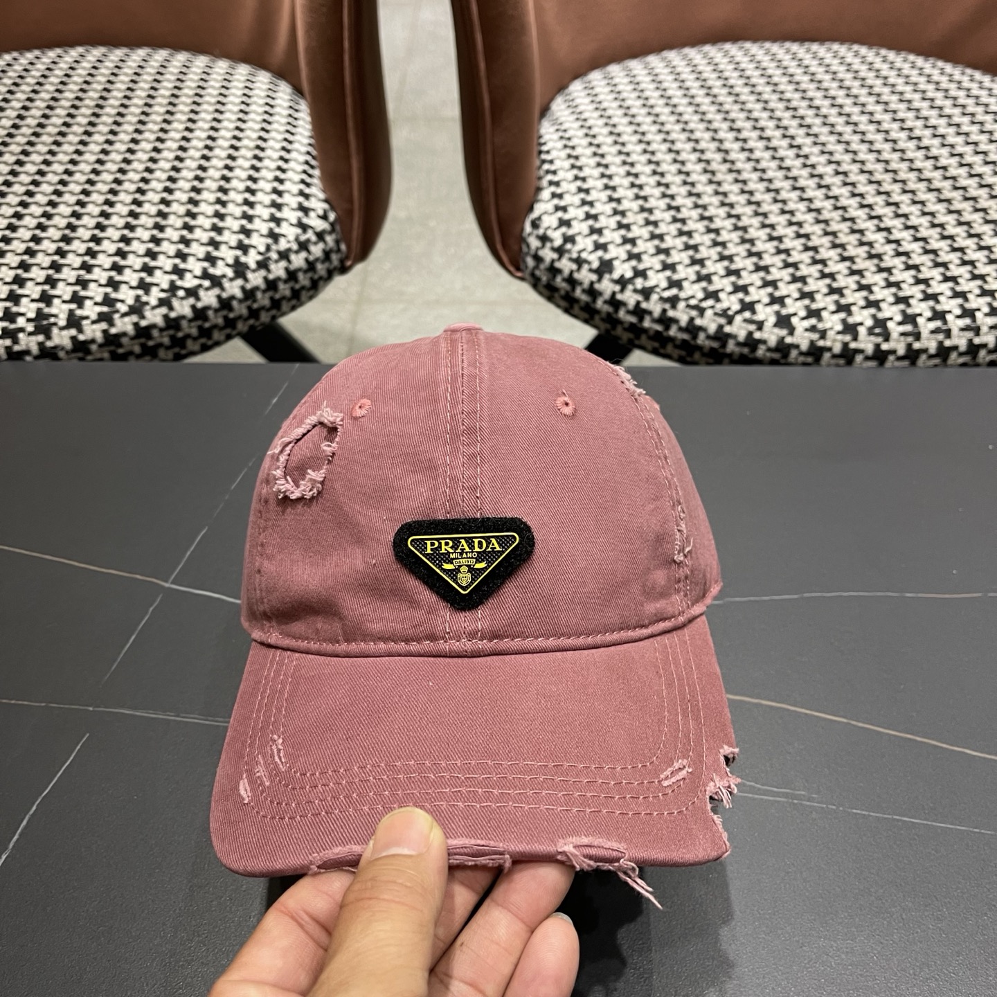 普拉达 PRADA 新品经典棒球帽 代购版本！时尚潮流，高端做工！非一般的品质，细节看实拍哦