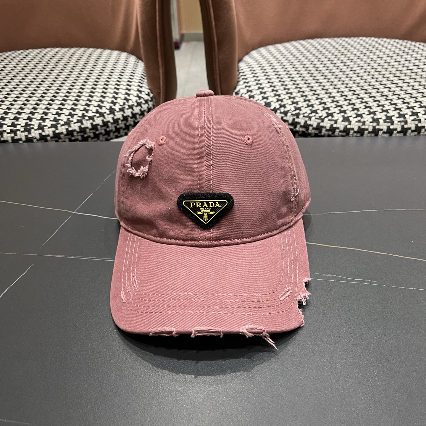 普拉达 PRADA 新品经典棒球帽 代购版本！时尚潮流，高端做工！非一般的品质，细节看实拍哦