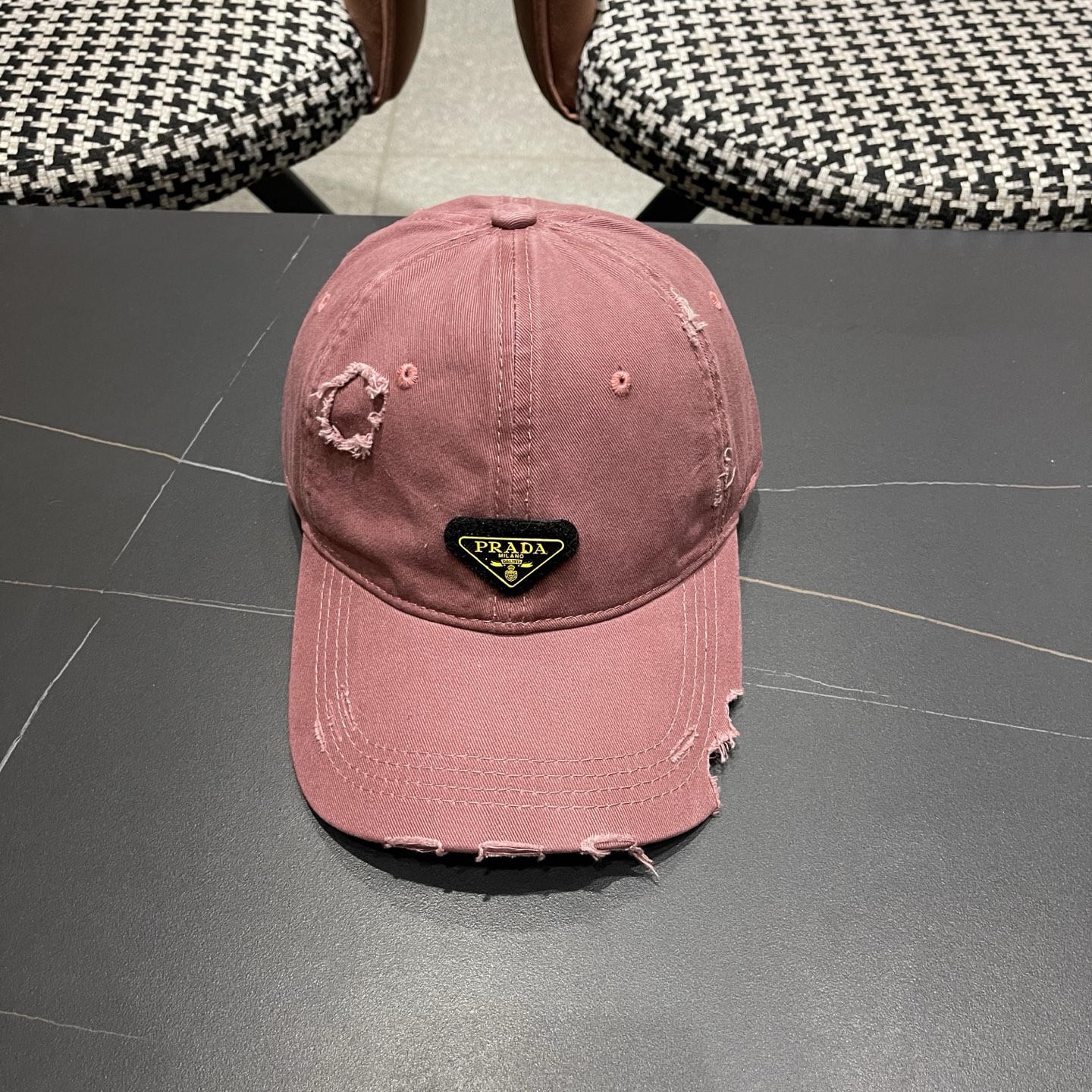 普拉达 PRADA 新品经典棒球帽 代购版本！时尚潮流，高端做工！非一般的品质，细节看实拍哦