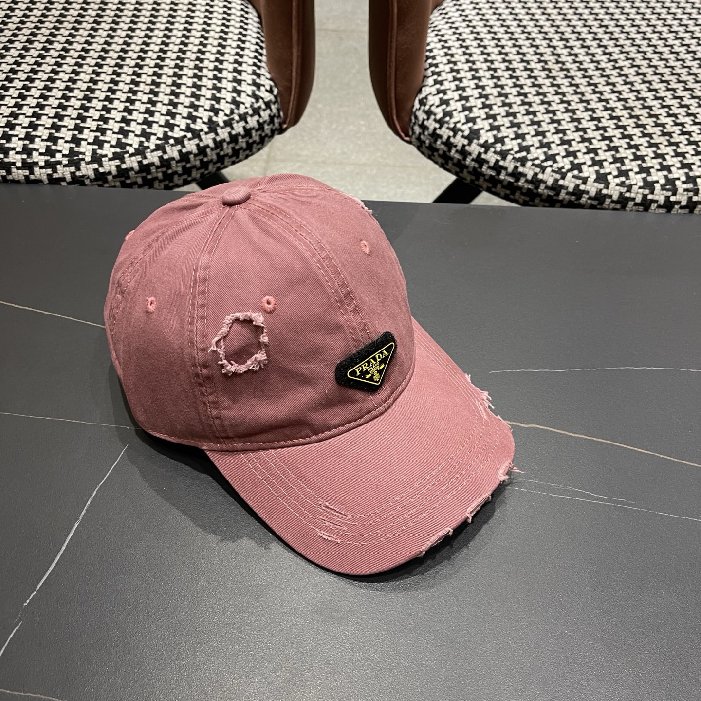 普拉达 PRADA 新品经典棒球帽 代购版本！时尚潮流，高端做工！非一般的品质，细节看实拍哦