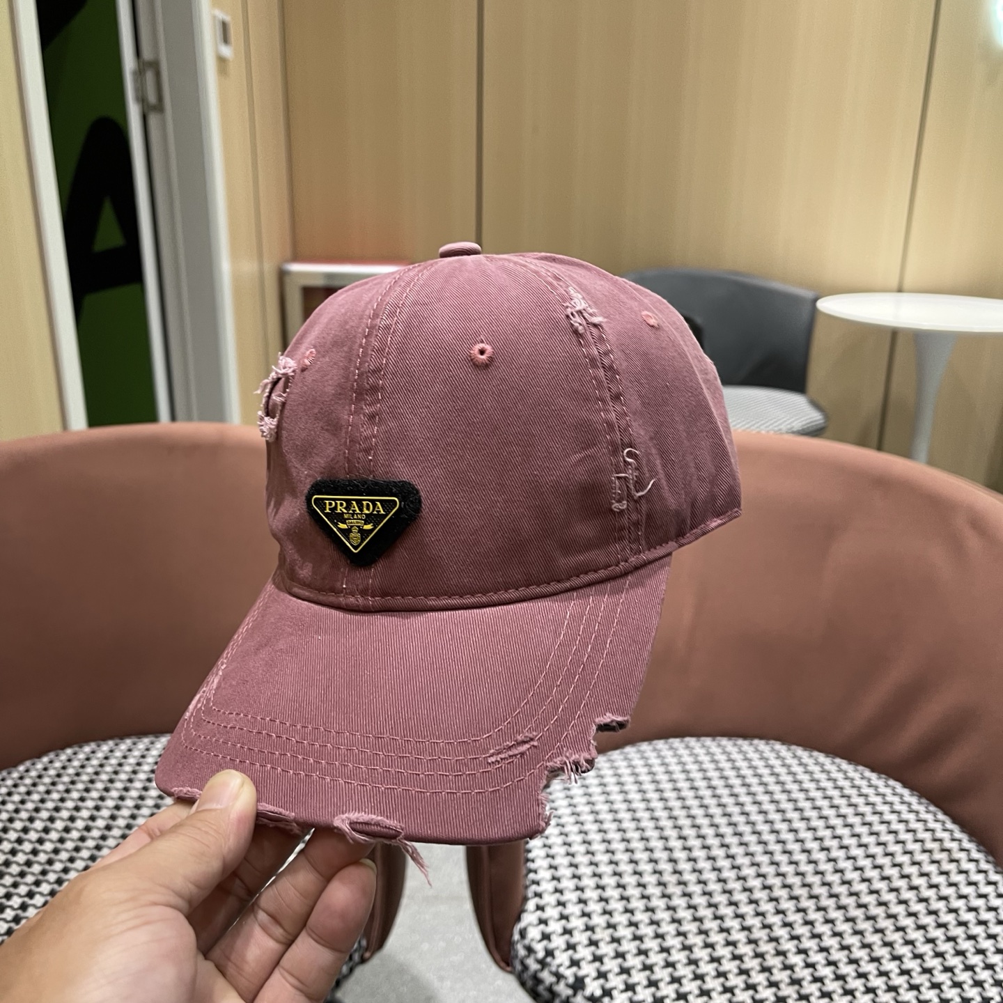 普拉达 PRADA 新品经典棒球帽 代购版本！时尚潮流，高端做工！非一般的品质，细节看实拍哦