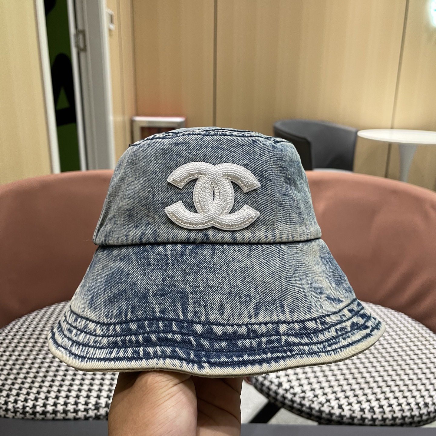 新款香奈儿Chane 高版本牛仔渔夫帽 选用优质牛仔面料，质地坚韧且富有质感，佩戴舒适。并搭配品牌标志性