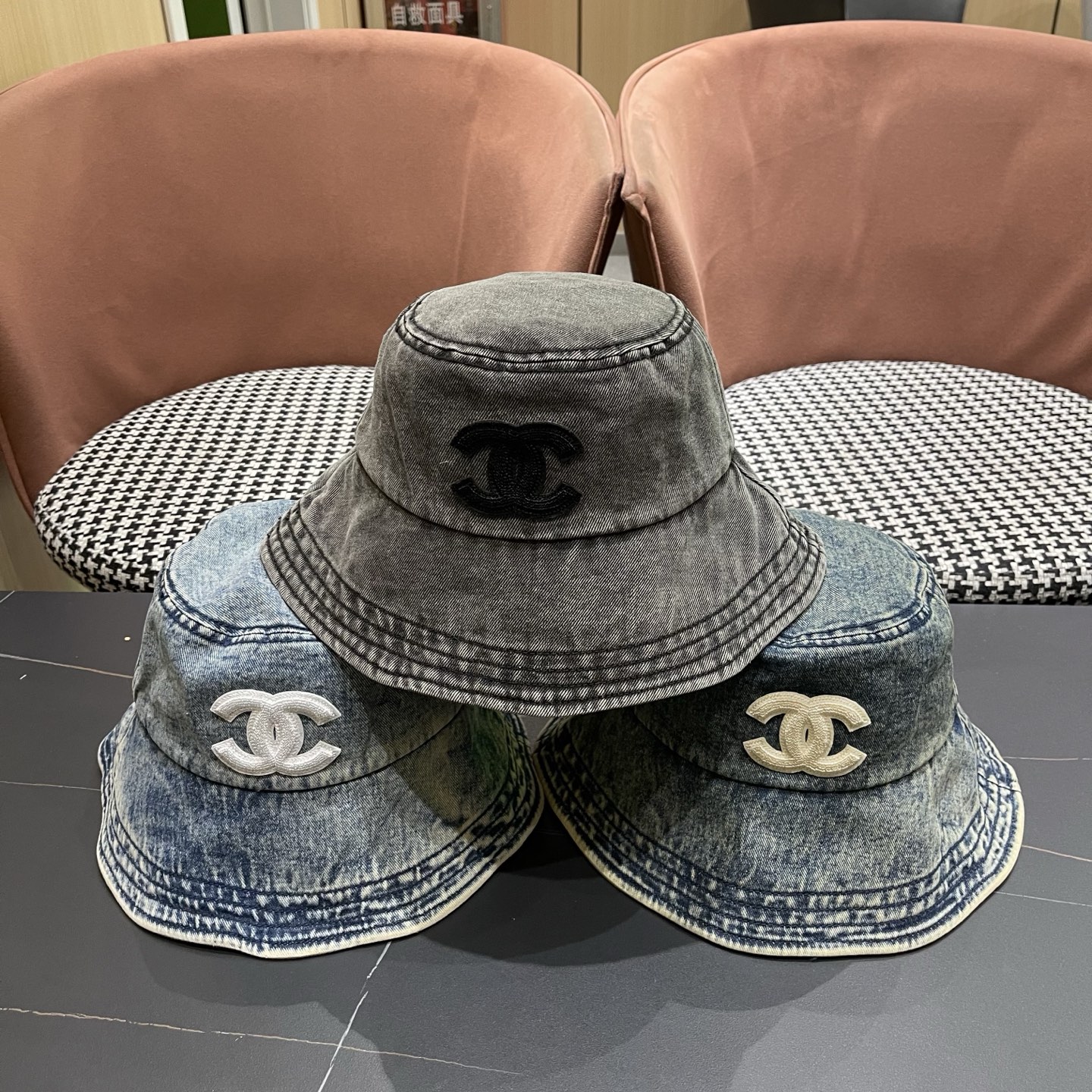 新款香奈儿Chane 高版本牛仔渔夫帽 选用优质牛仔面料，质地坚韧且富有质感，佩戴舒适。并搭配品牌标志性