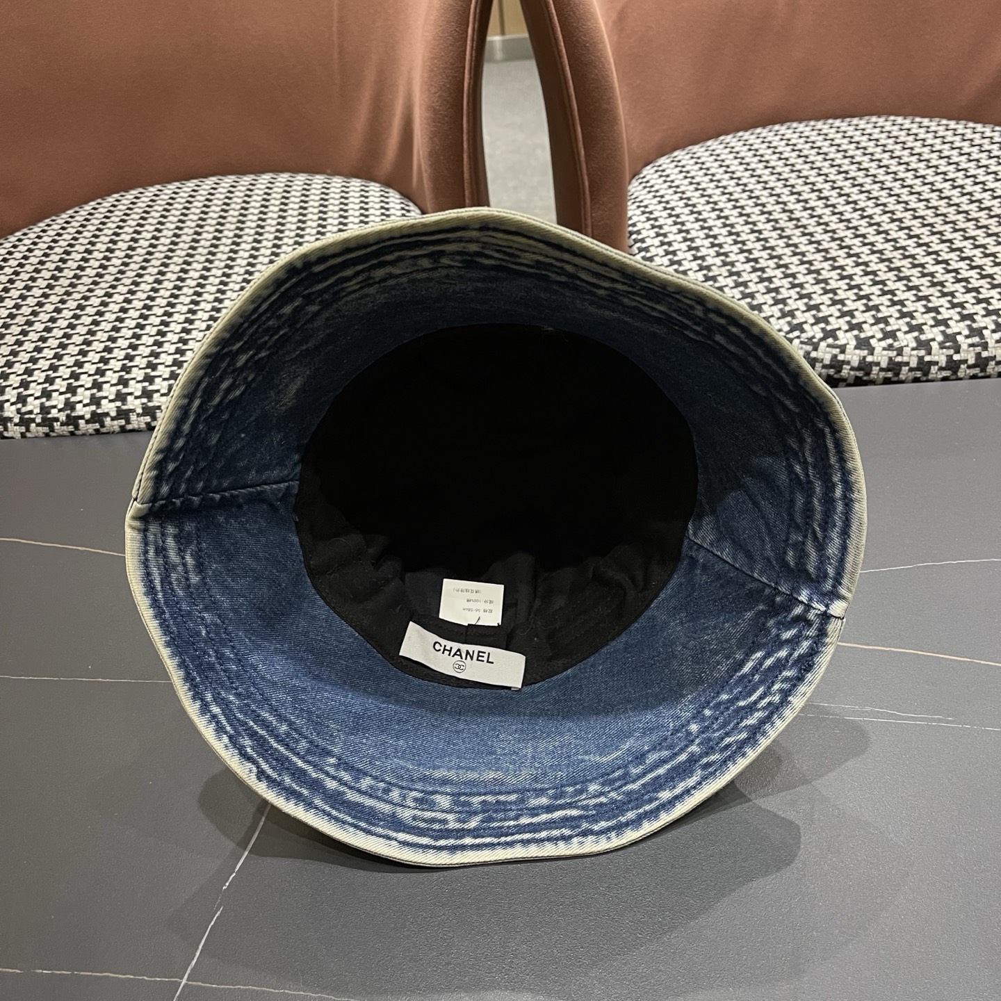 新款香奈儿Chane 高版本牛仔渔夫帽 选用优质牛仔面料，质地坚韧且富有质感，佩戴舒适。并搭配品牌标志性