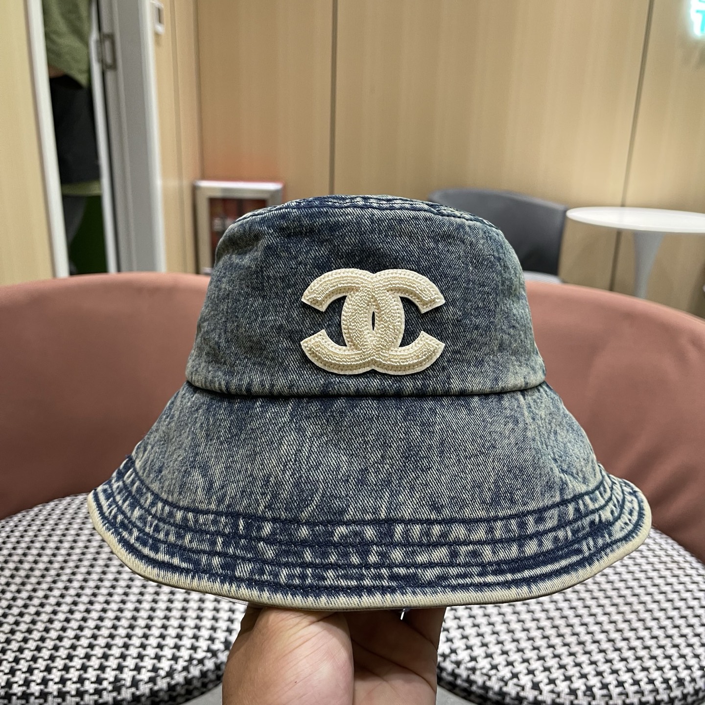 新款香奈儿Chane 高版本牛仔渔夫帽 选用优质牛仔面料，质地坚韧且富有质感，佩戴舒适。并搭配品牌标志性