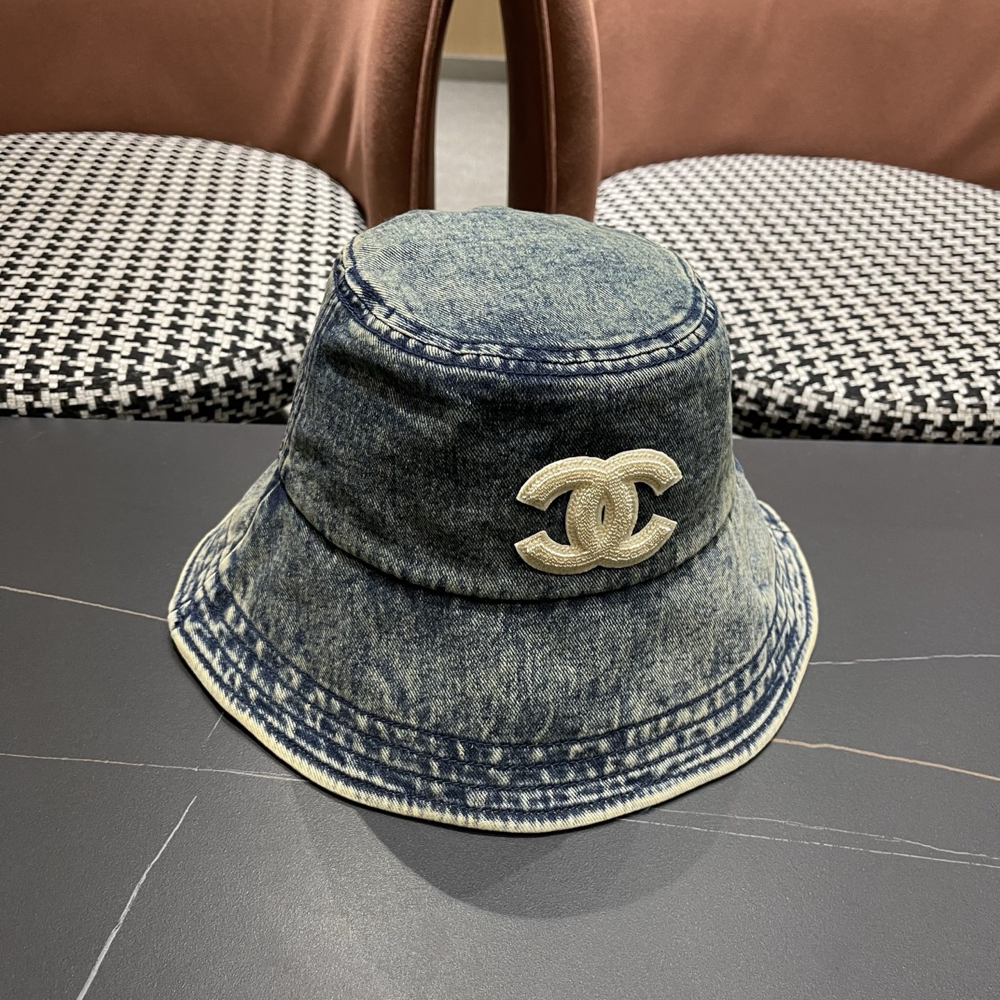 新款香奈儿Chane 高版本牛仔渔夫帽 选用优质牛仔面料，质地坚韧且富有质感，佩戴舒适。并搭配品牌标志性
