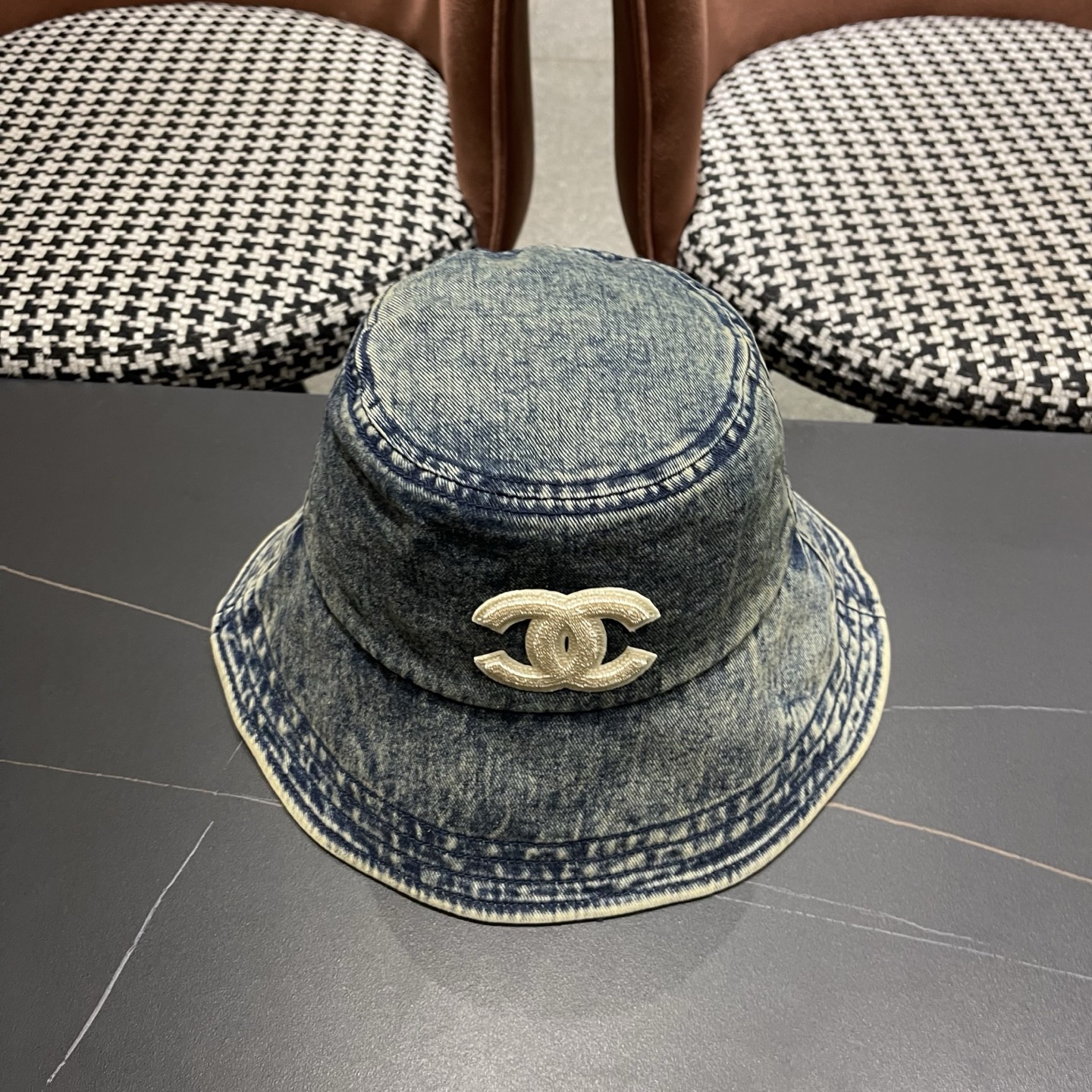 新款香奈儿Chane 高版本牛仔渔夫帽 选用优质牛仔面料，质地坚韧且富有质感，佩戴舒适。并搭配品牌标志性