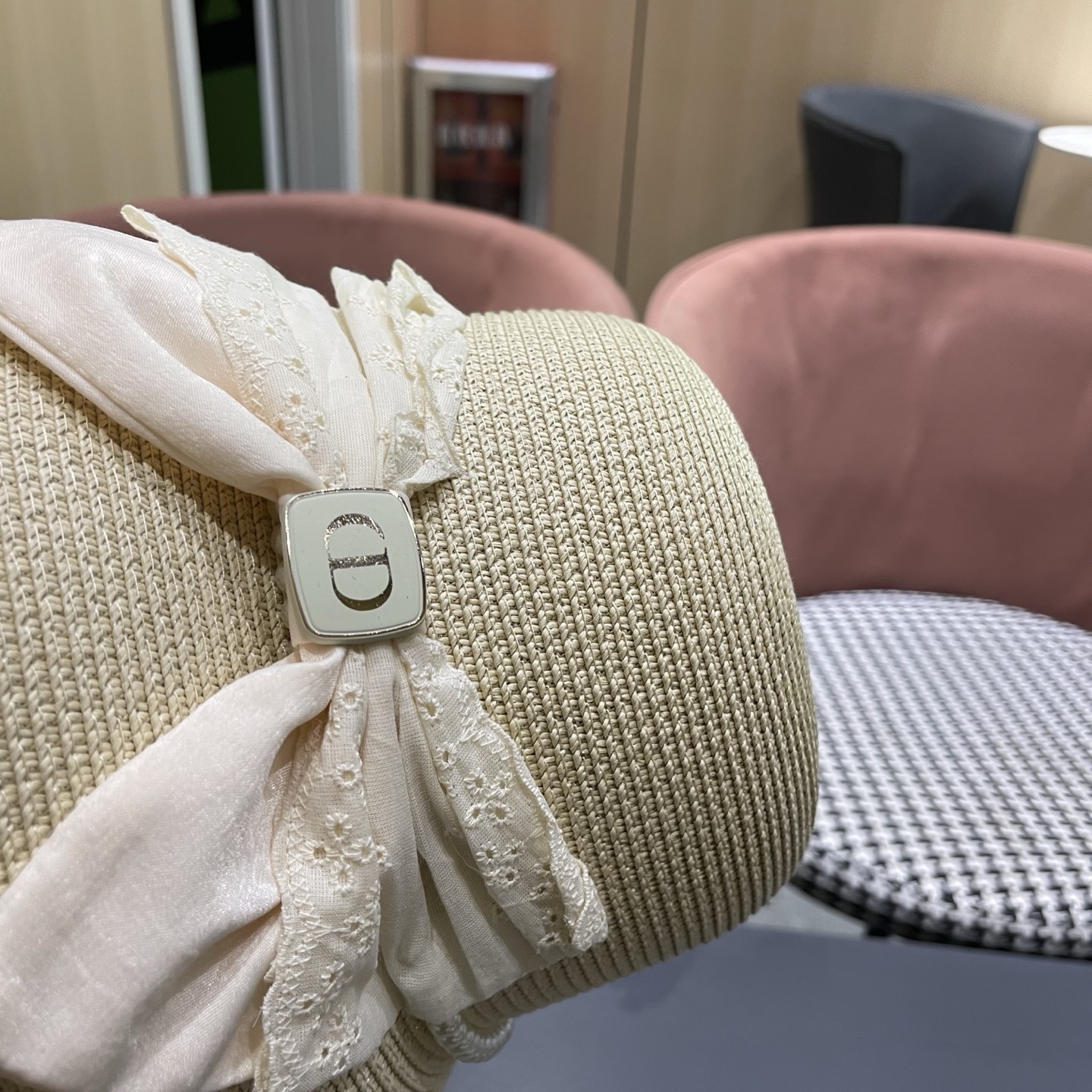 迪奥Dior 法式赫本风大檐渔夫帽子女新款海边度假草帽显脸小蝴蝶结盆帽