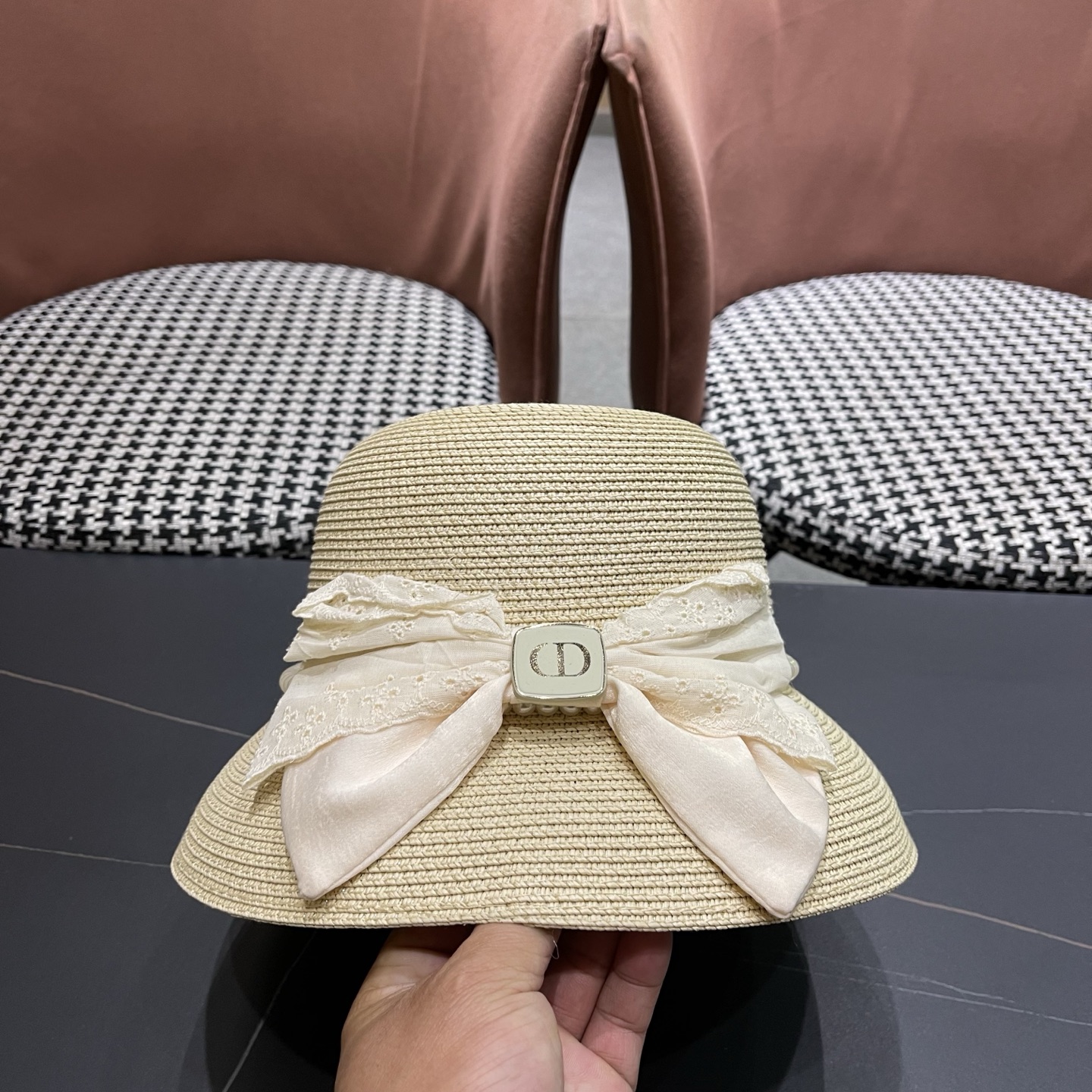 迪奥Dior 法式赫本风大檐渔夫帽子女新款海边度假草帽显脸小蝴蝶结盆帽