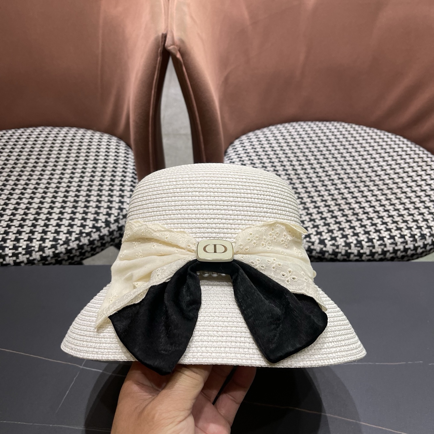 迪奥Dior 法式赫本风大檐渔夫帽子女新款海边度假草帽显脸小蝴蝶结盆帽