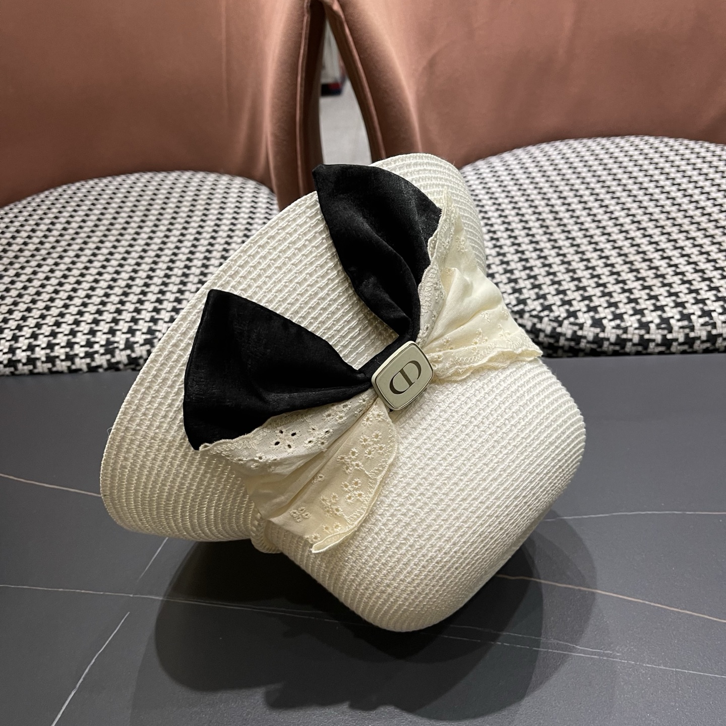 迪奥Dior 法式赫本风大檐渔夫帽子女新款海边度假草帽显脸小蝴蝶结盆帽