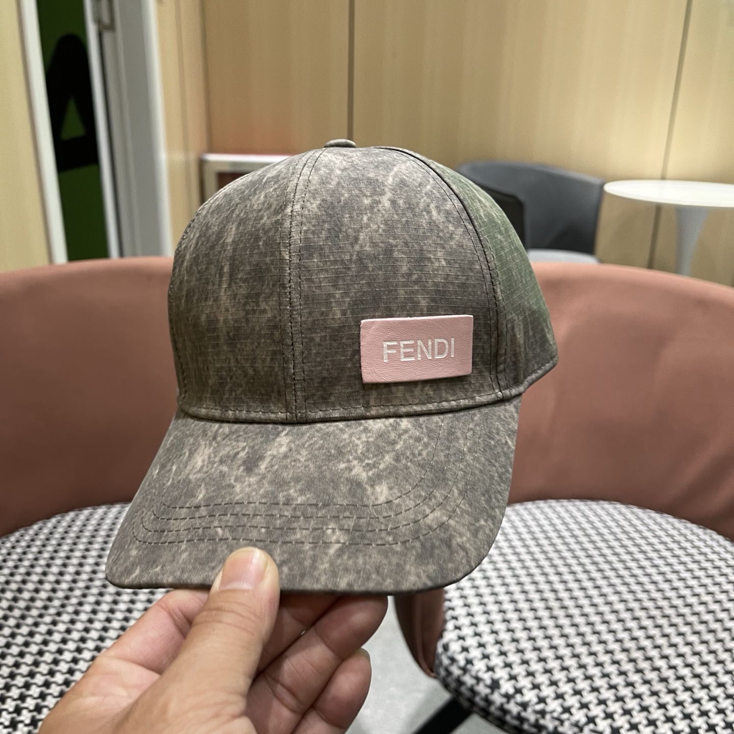 Fendi（芬迪）新款棒球帽，轻盈透气！质量超赞，基础头围56，贴片可调节，上图必卖款！