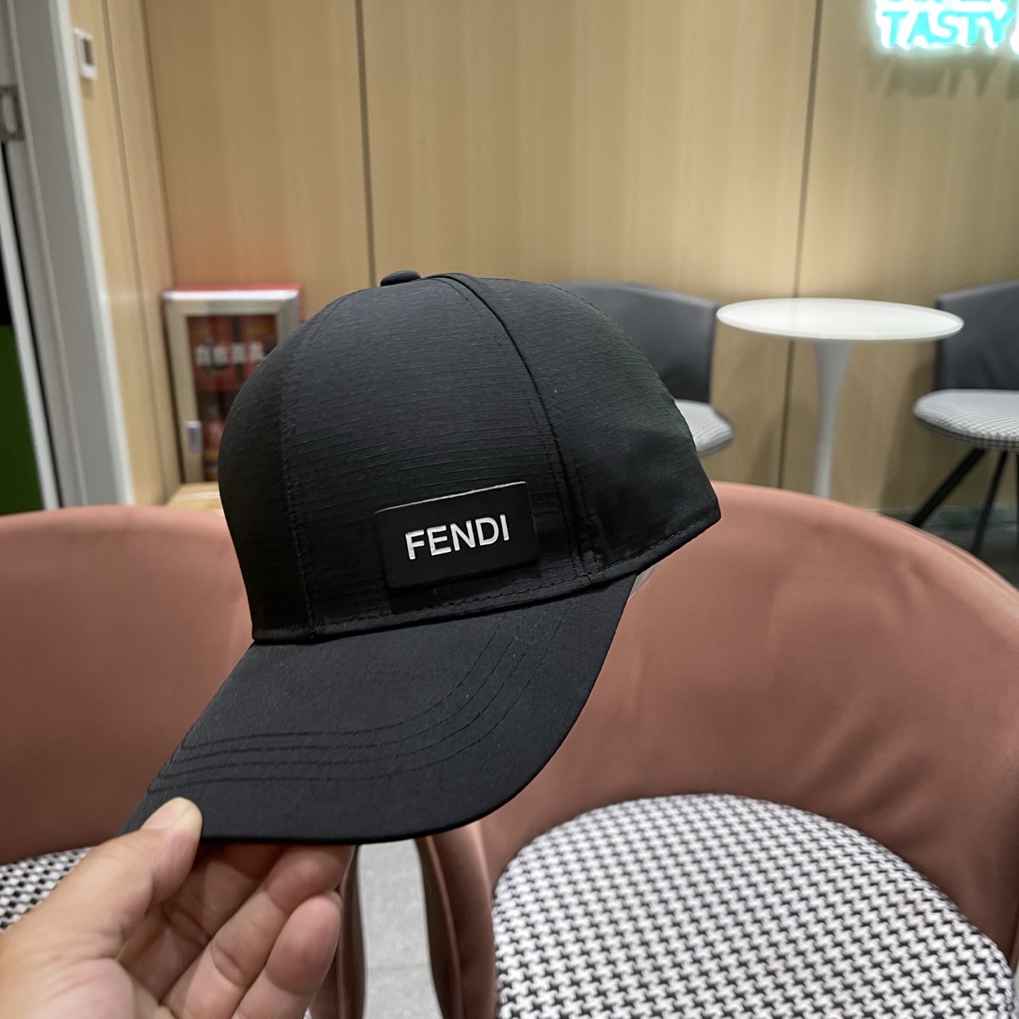 Fendi（芬迪）新款棒球帽，轻盈透气！质量超赞，基础头围56，贴片可调节，上图必卖款！