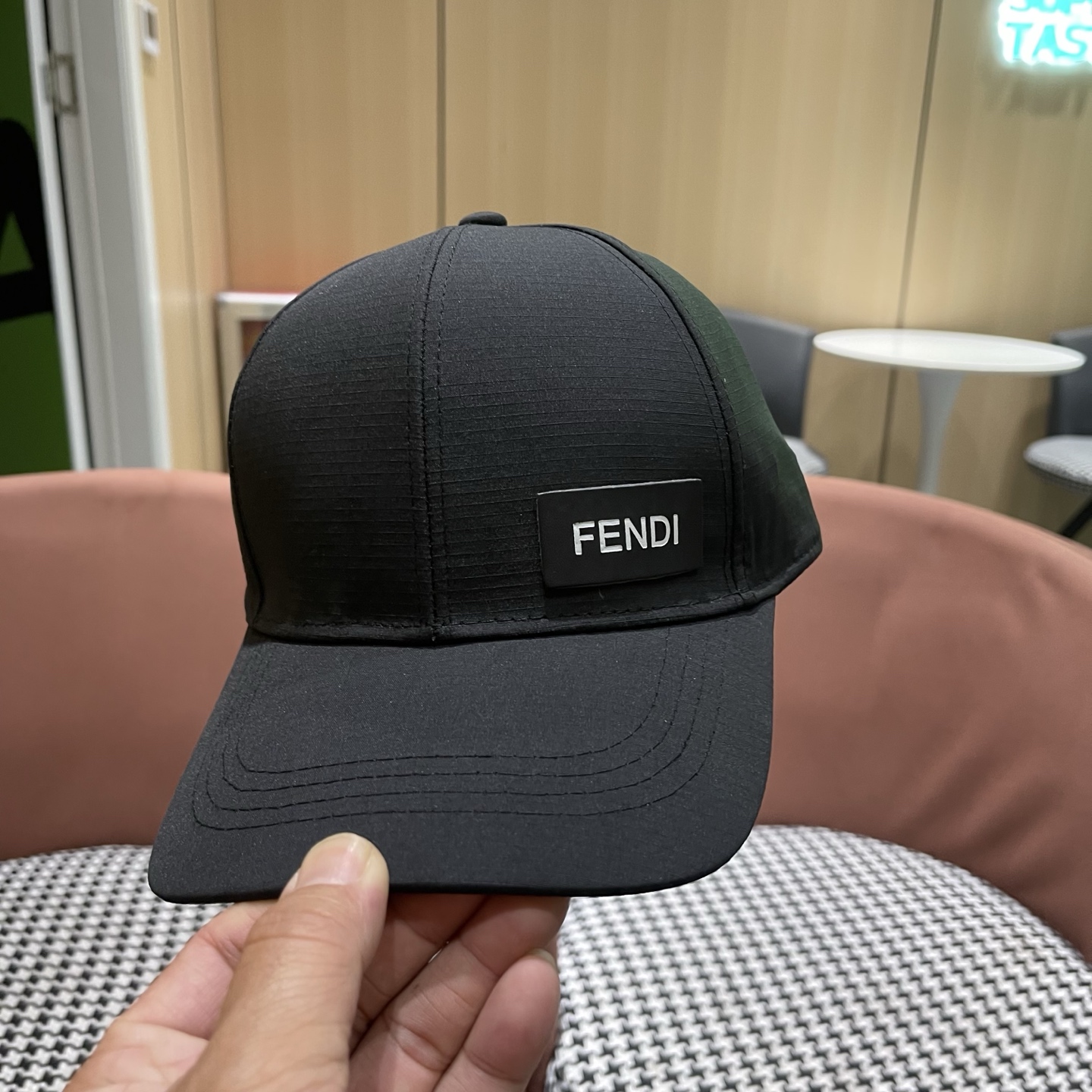 Fendi（芬迪）新款棒球帽，轻盈透气！质量超赞，基础头围56，贴片可调节，上图必卖款！