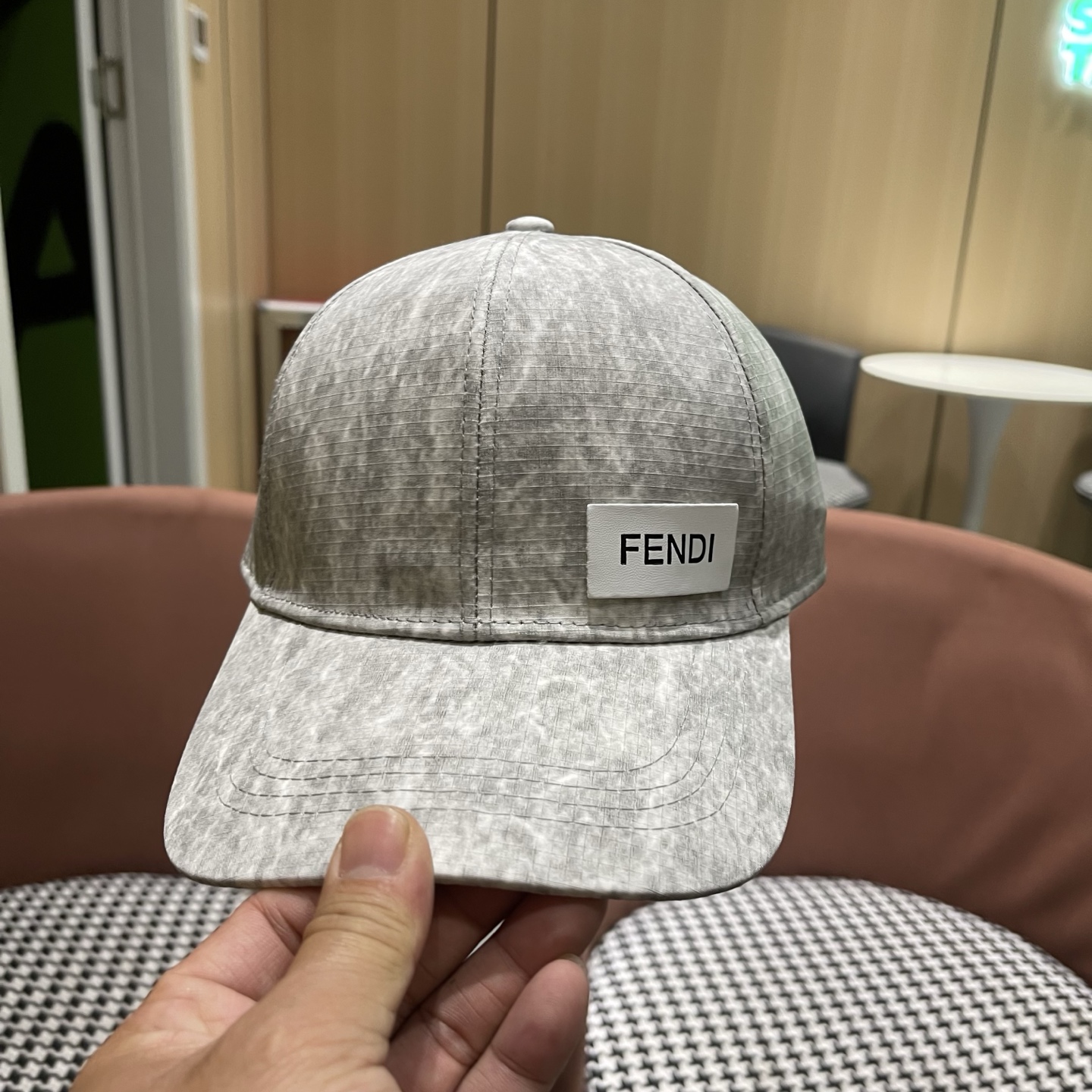 Fendi（芬迪）新款棒球帽，轻盈透气！质量超赞，基础头围56，贴片可调节，上图必卖款！