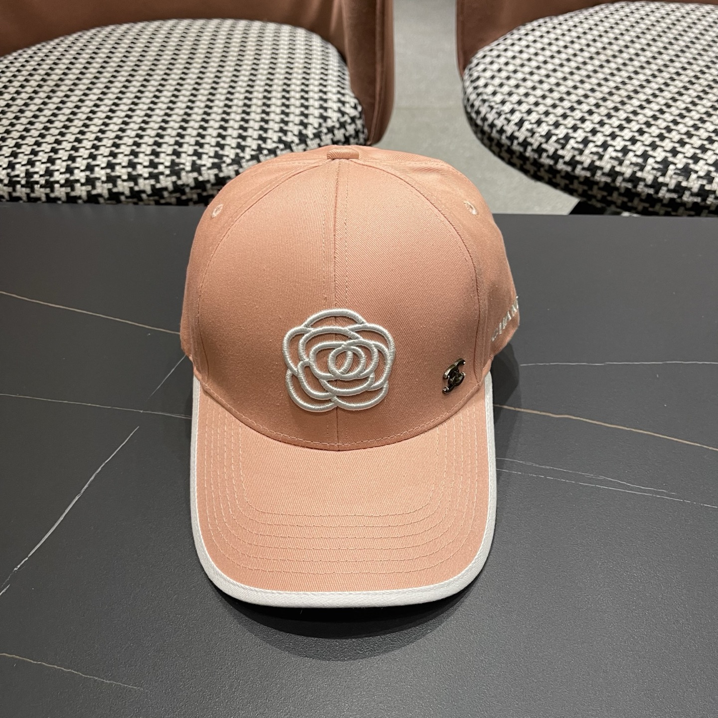 🧢【CHANEL 香奈儿】日韩时尚潮流❤️❤️❤️纯棉棒球帽原单品质火爆款来袭🎩工艺精美高档大气！旅游出行方便携带！