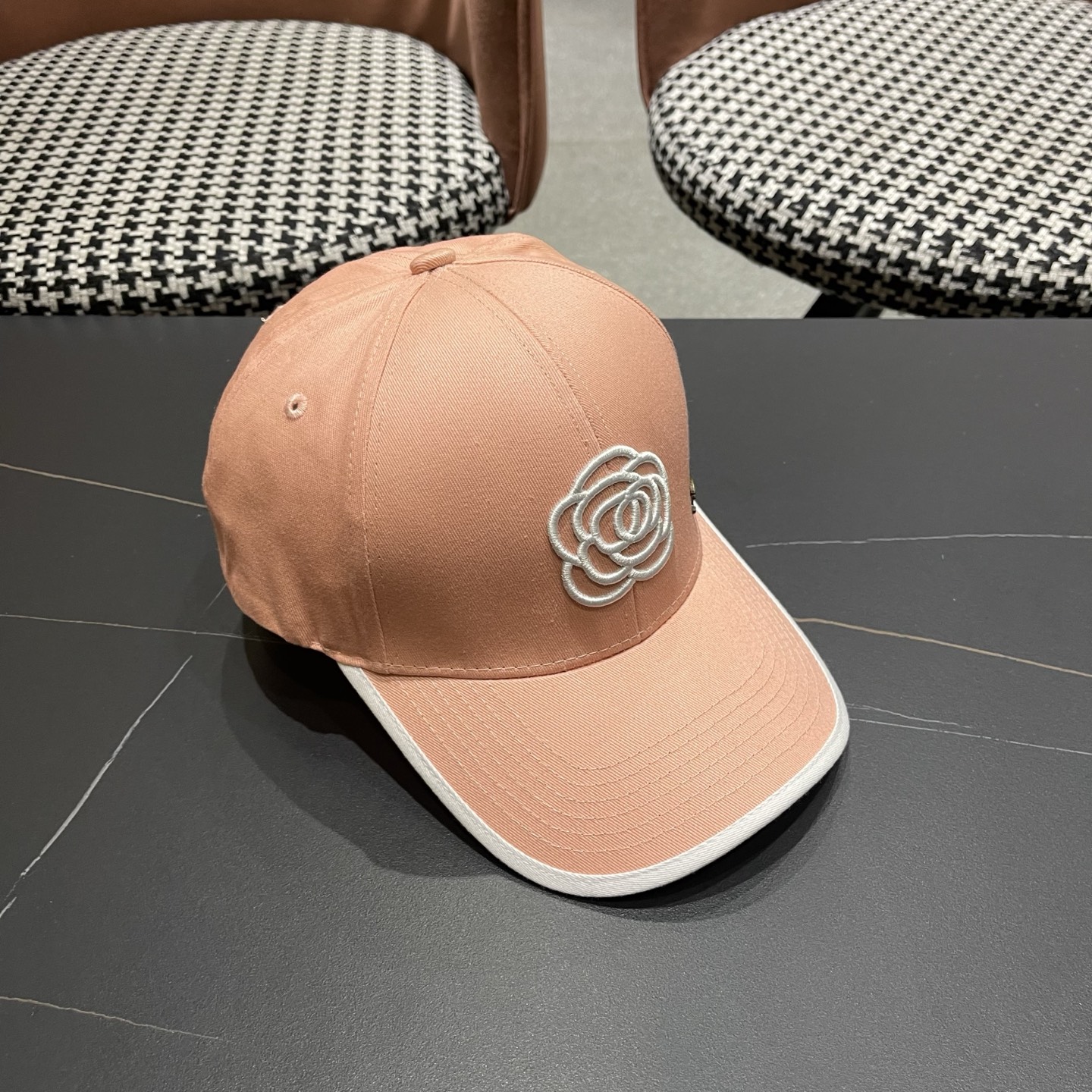 🧢【CHANEL 香奈儿】日韩时尚潮流❤️❤️❤️纯棉棒球帽原单品质火爆款来袭🎩工艺精美高档大气！旅游出行方便携带！