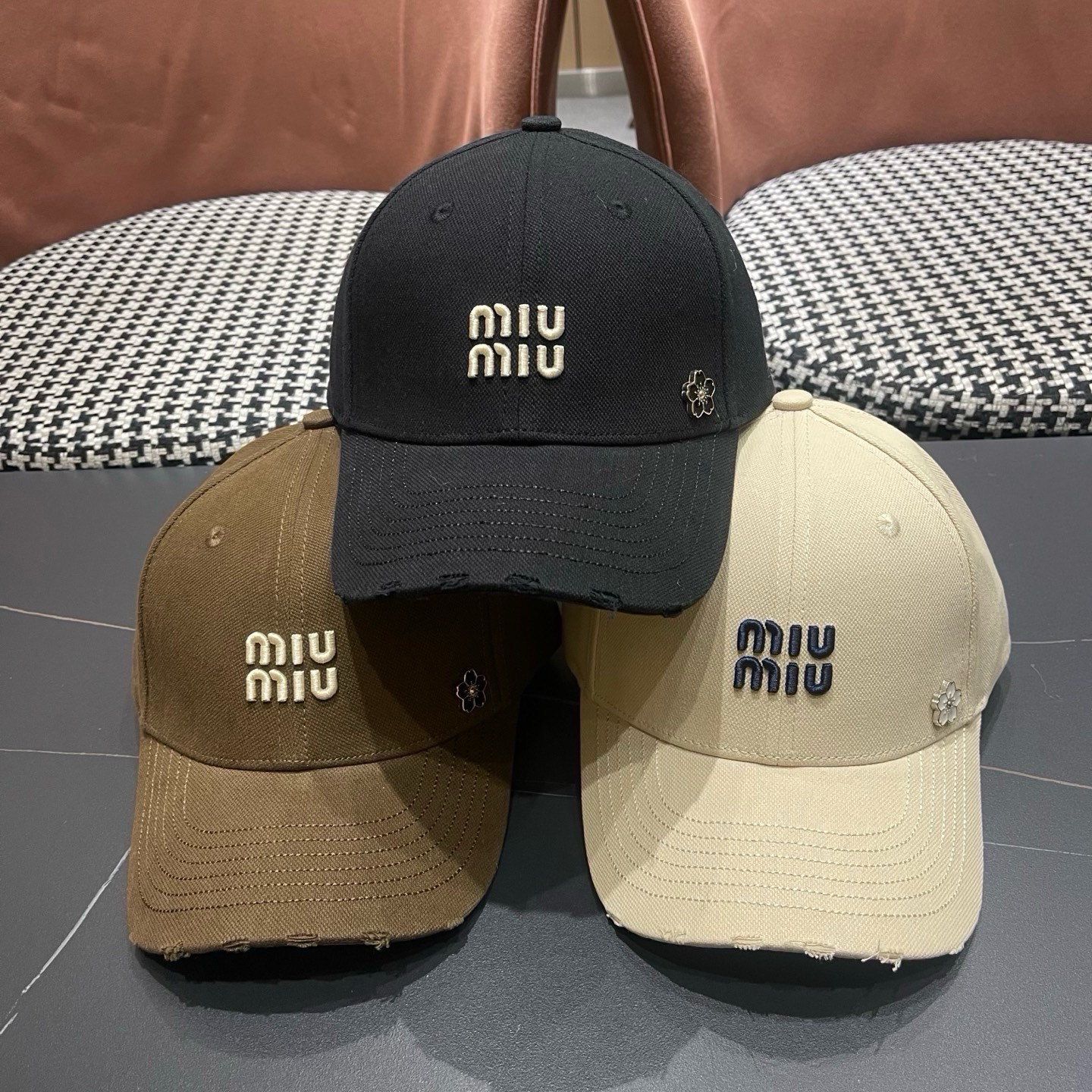 谬谬mium 原单新款纯棒球帽，👍👍正品开模订制，原版做工细致质量超赞！偶尔换换感觉真的太棒了