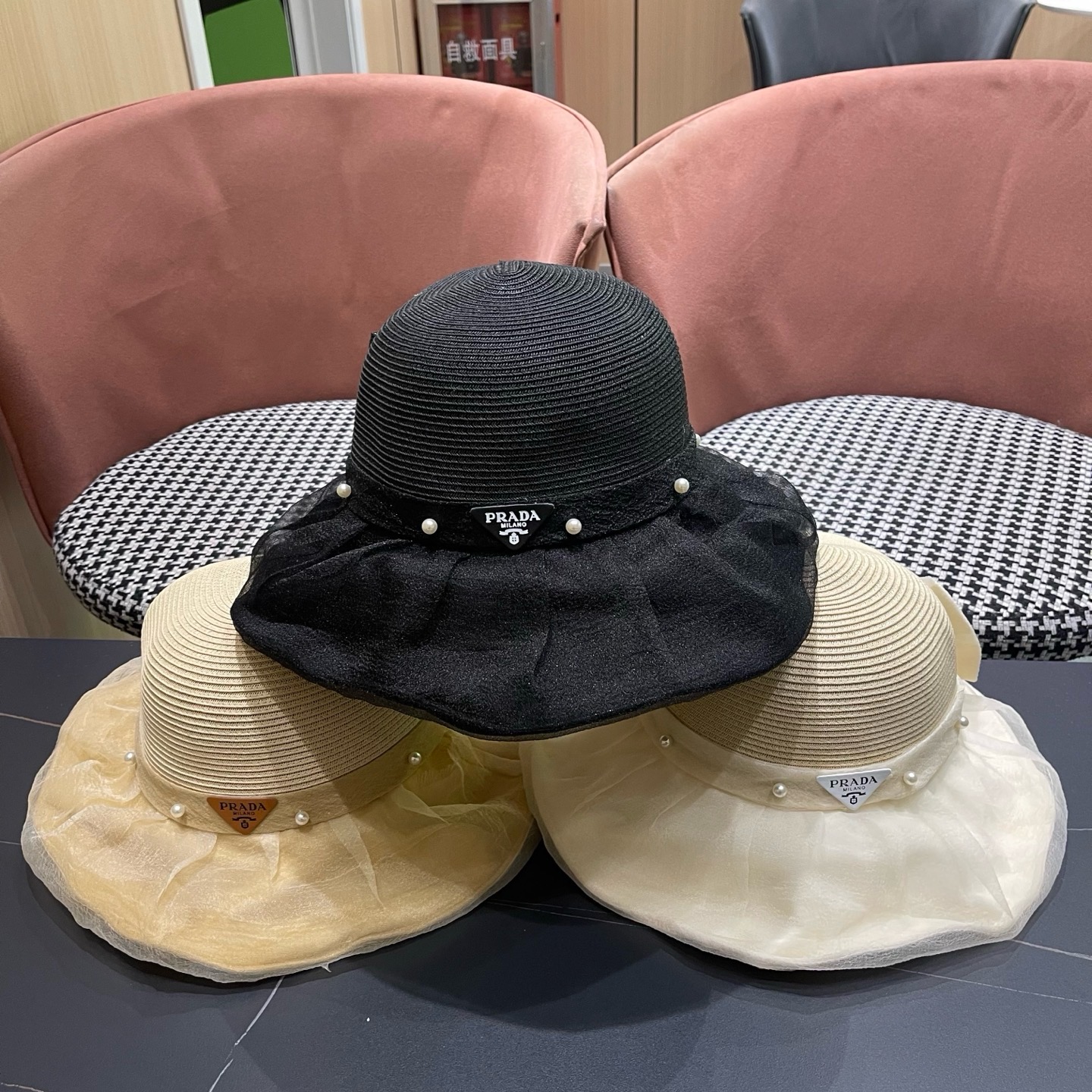 普拉达PRADA 2026早春新款防晒休闲度假遮阳帽子女珍珠蝴蝶结草编渔夫帽显脸小