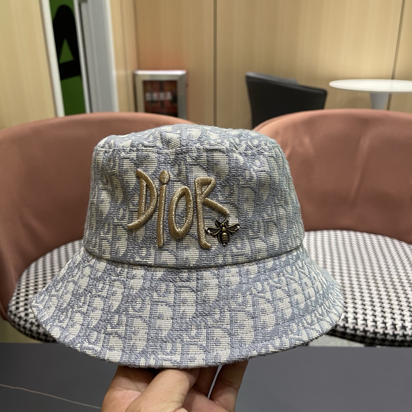 迪奥Dior官网刺绣迪奥logo渔夫帽，防晒指数超高，特别显脸小，有型不软塌，可随意折叠，携带方便🤗