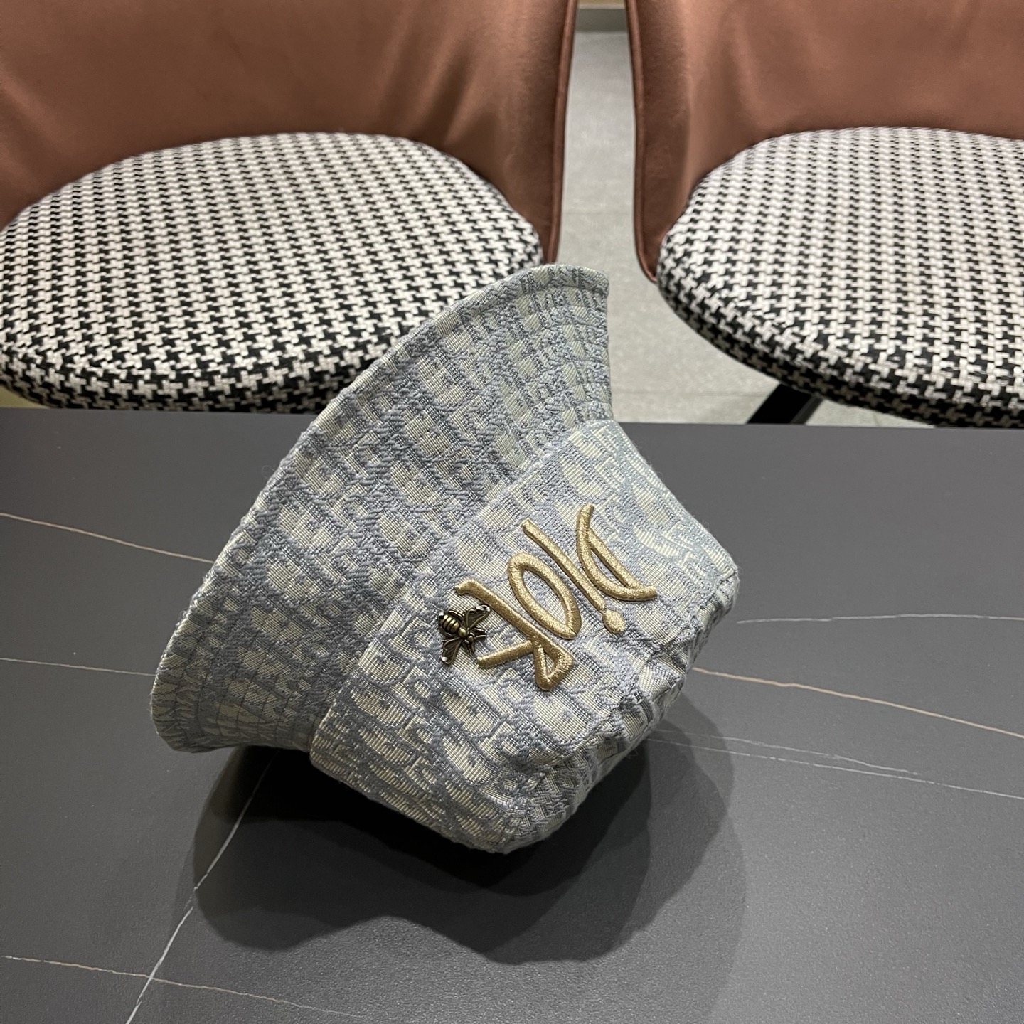 迪奥Dior官网刺绣迪奥logo渔夫帽，防晒指数超高，特别显脸小，有型不软塌，可随意折叠，携带方便🤗